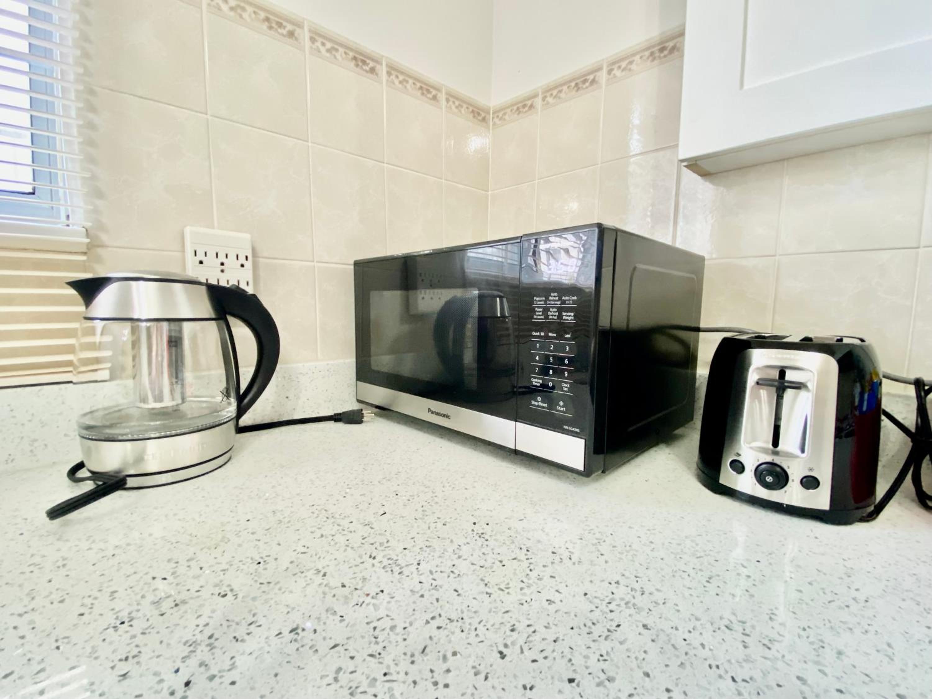 Burnaby Metrotown Cozy 3 Bedroom Suite Walk to Skytrain and Malls