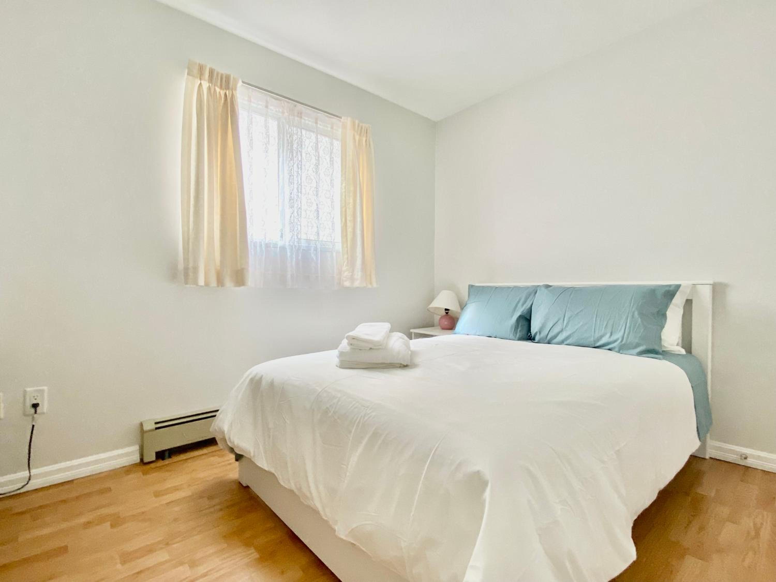 Burnaby Metrotown Cozy 3 Bedroom Suite Walk to Skytrain and Malls