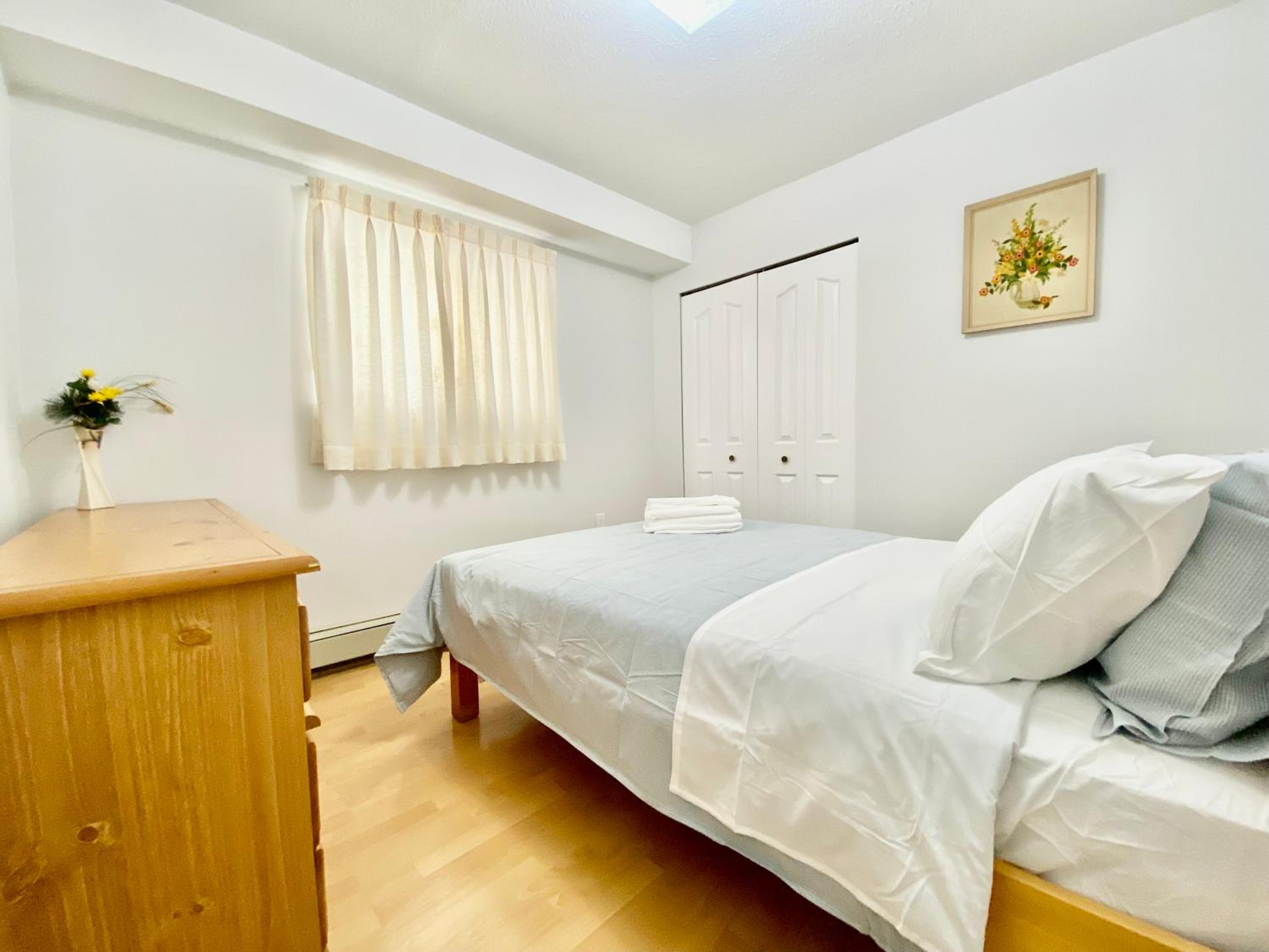 Burnaby Metrotown Cozy 3 Bedroom Suite Walk to Skytrain and Malls