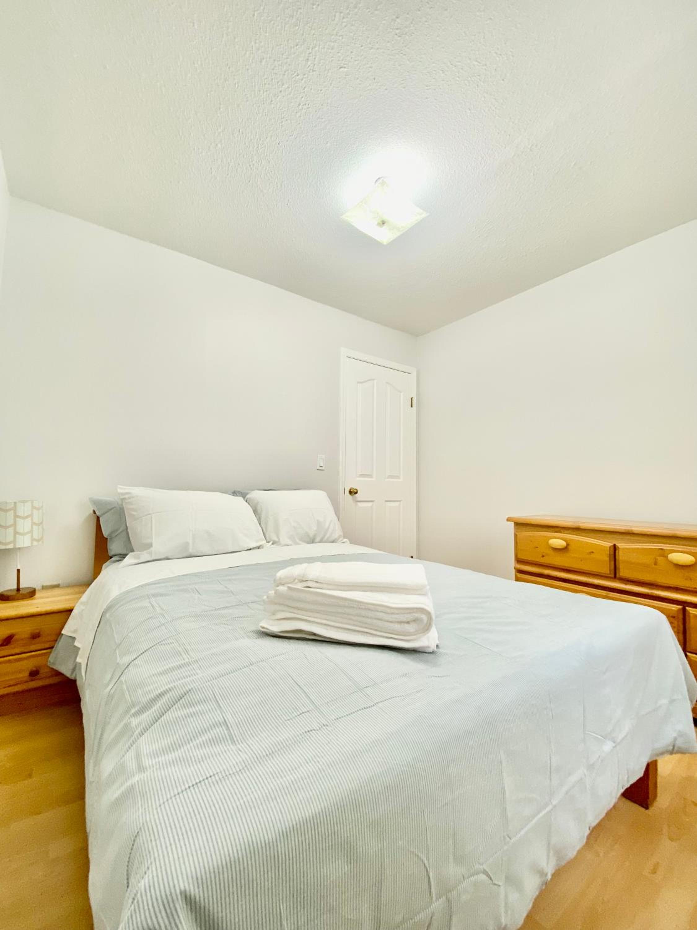 Burnaby Metrotown Cozy 3 Bedroom Suite Walk to Skytrain and Malls