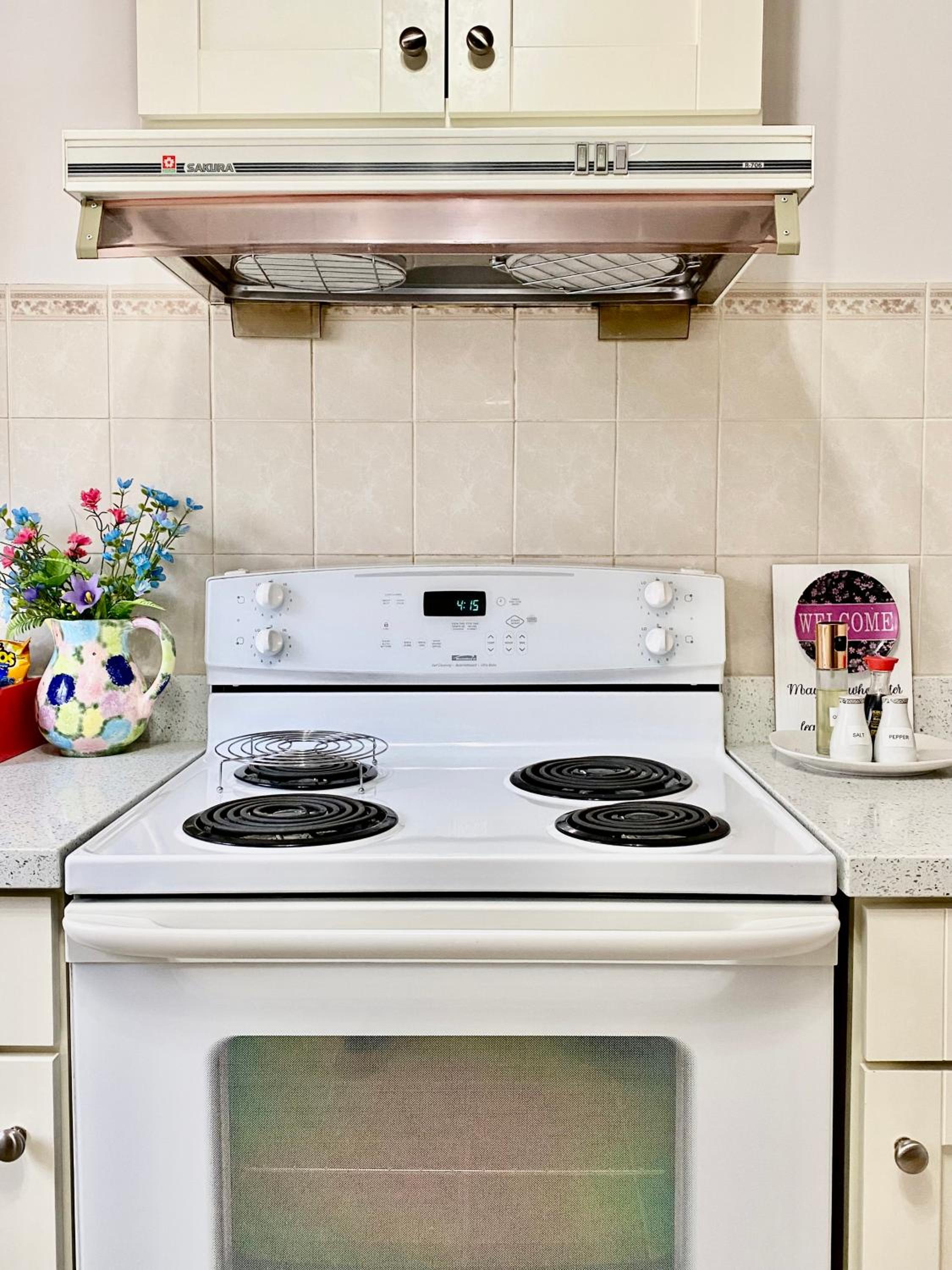 Burnaby Metrotown Cozy 3 Bedroom Suite Walk to Skytrain and Malls