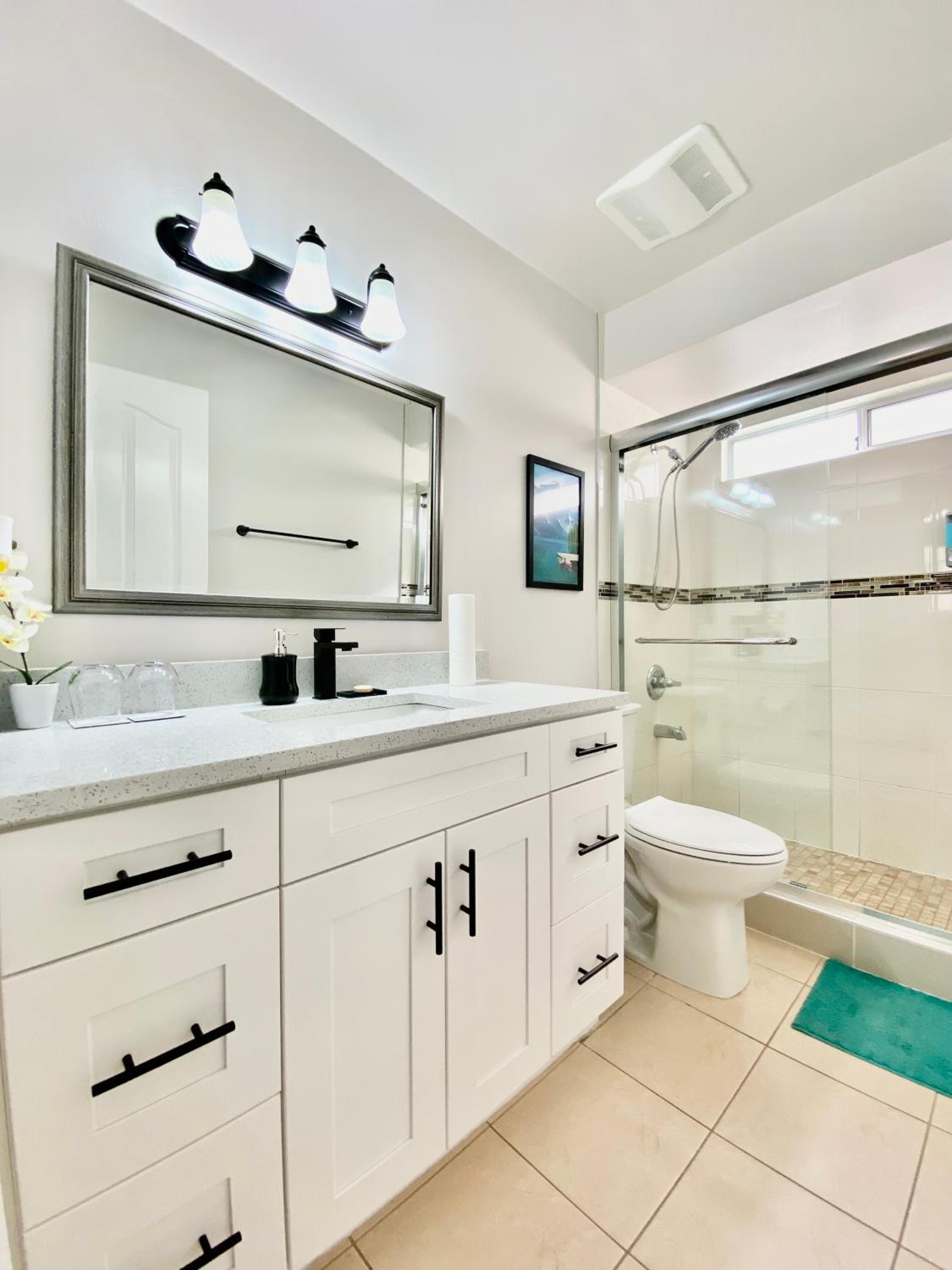 Burnaby Metrotown Cozy 3 Bedroom Suite Walk to Skytrain and Malls