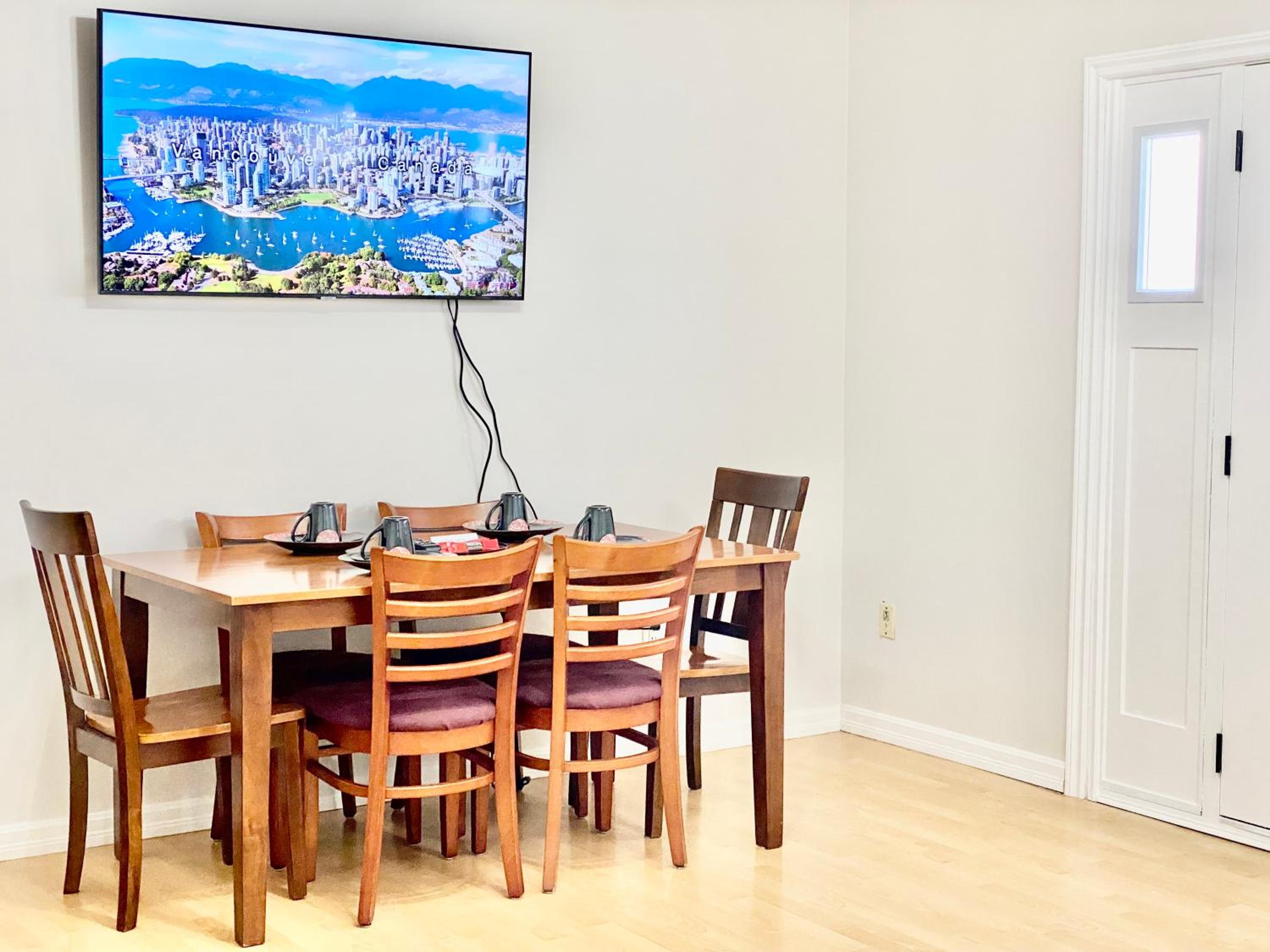 Burnaby Metrotown Cozy 3 Bedroom Suite Walk to Skytrain and Malls