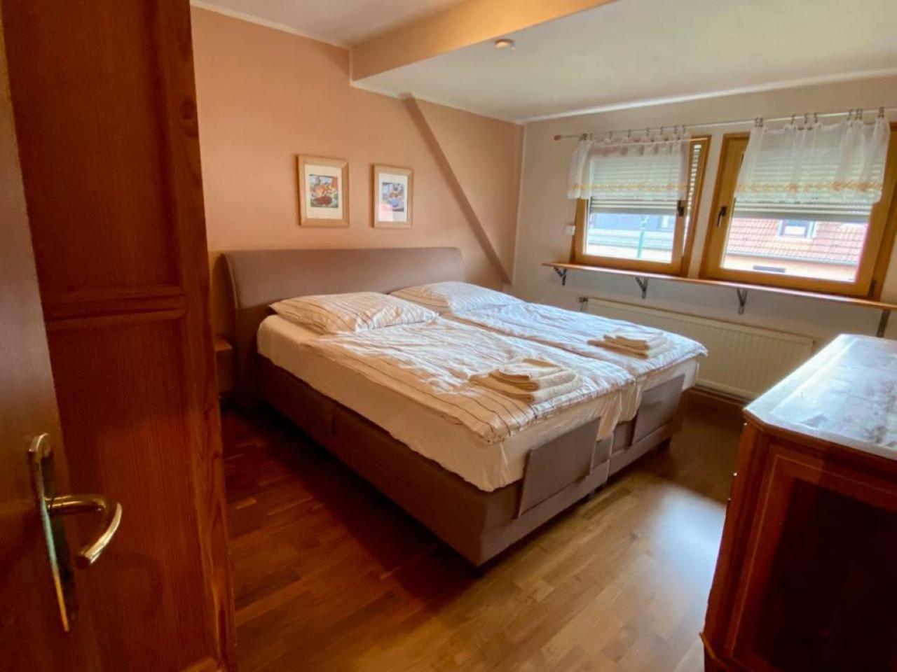 Cozy villa with garden, balcony and parking area in Düsseldorf