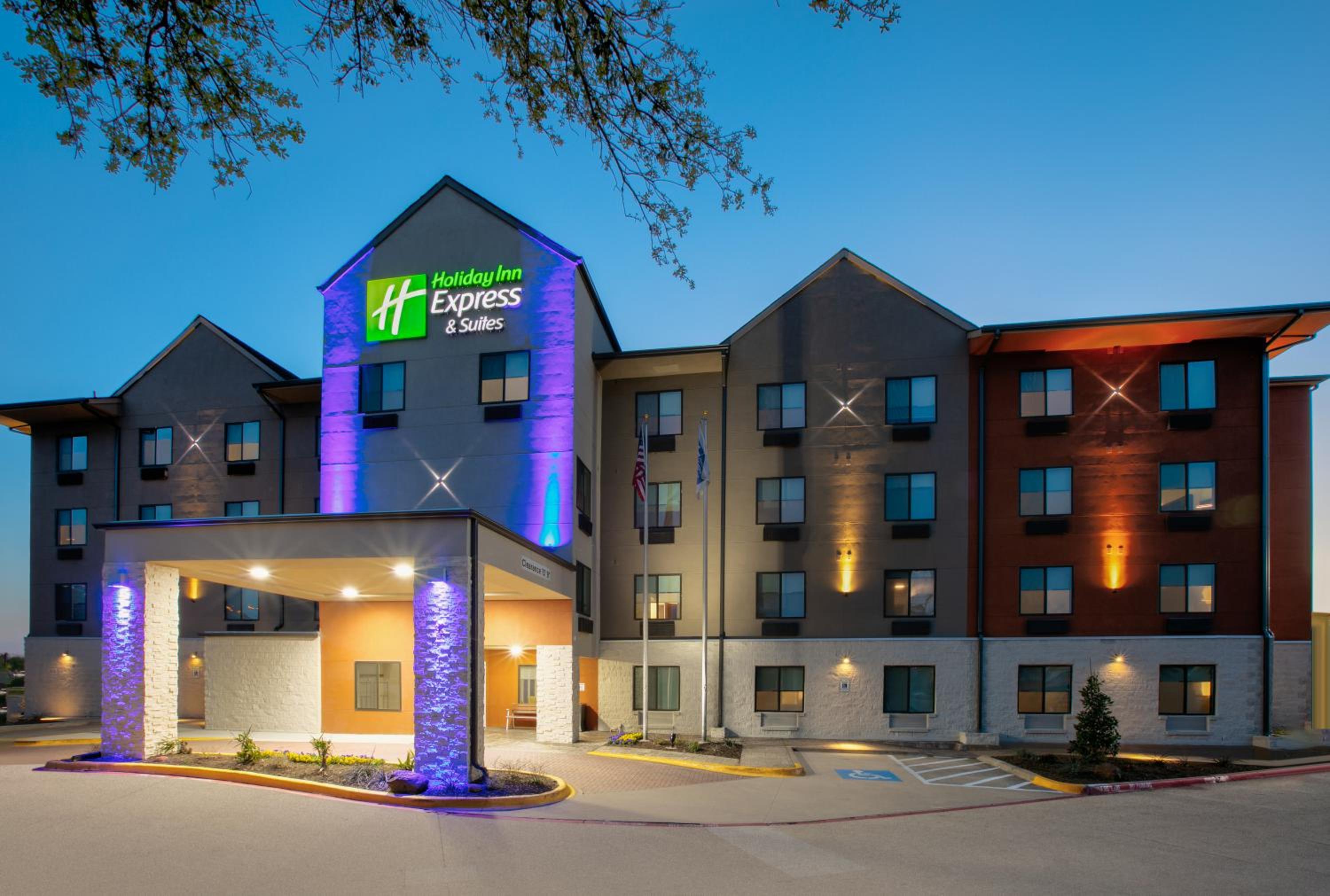 Hotel Holiday Inn Express & Suites - Dallas Park Central Northeast, an IHG Hotel - Image 1