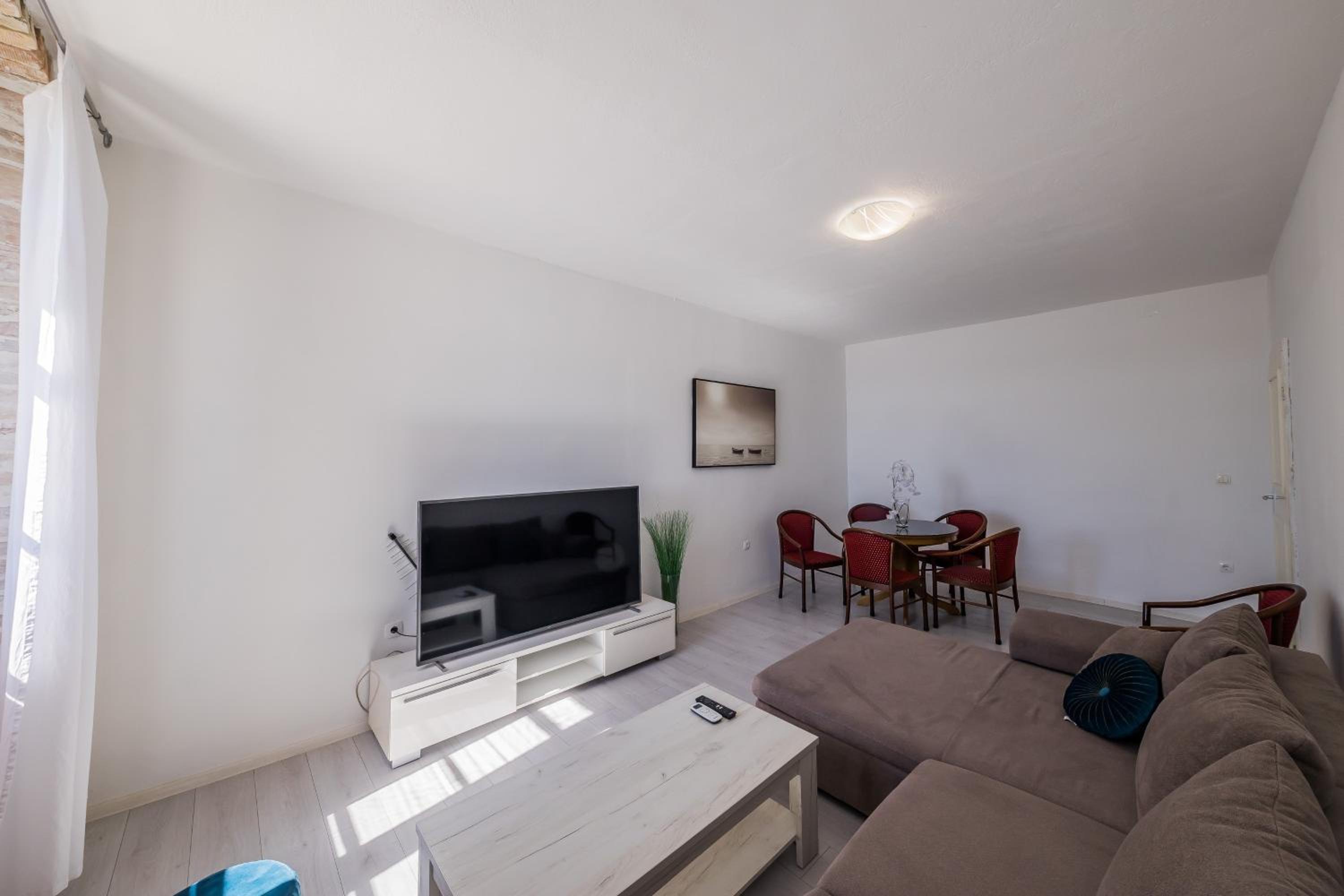 A 1 - spacious apt on the seafront with terrace view 3