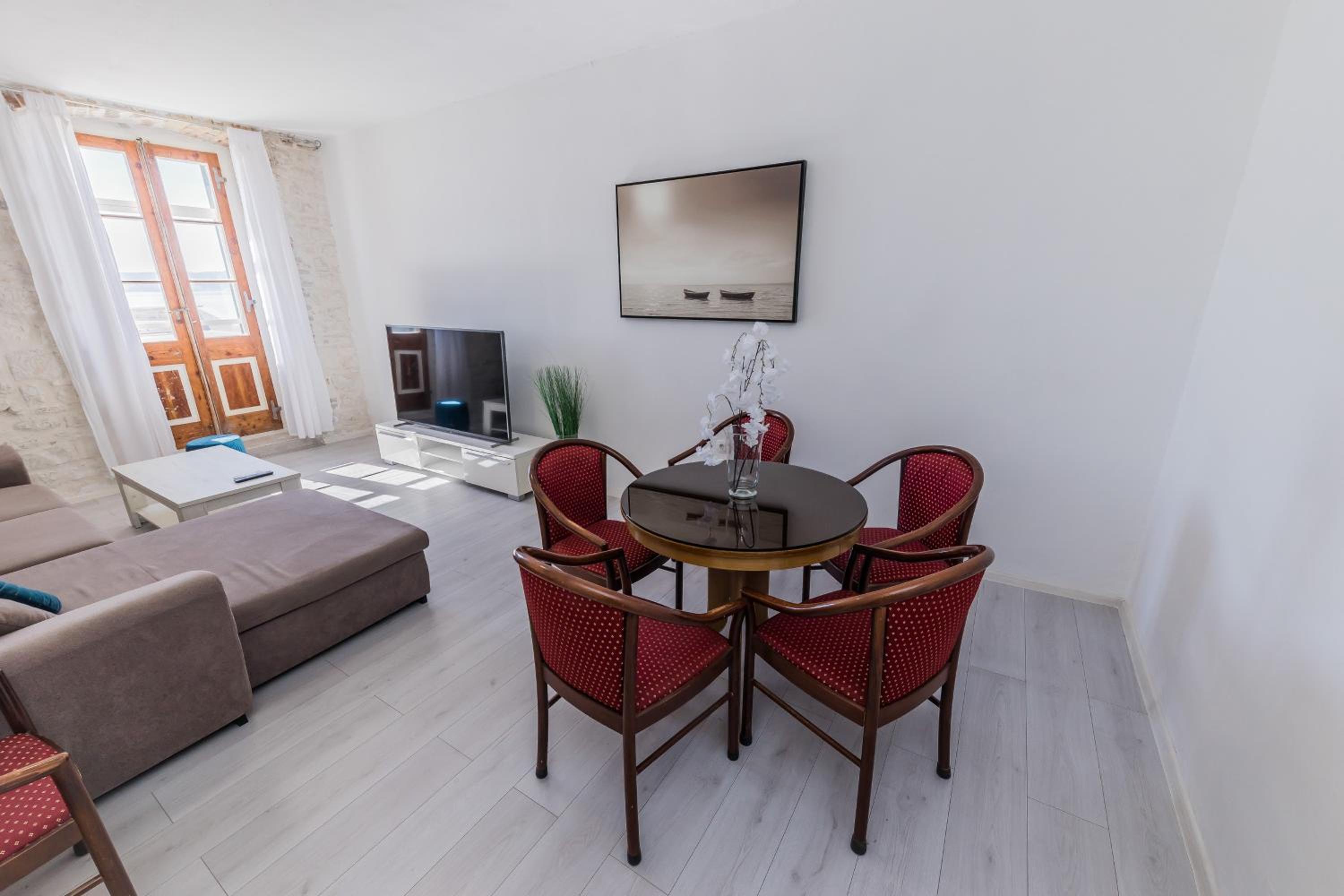 A 1 - spacious apt on the seafront with terrace view 4