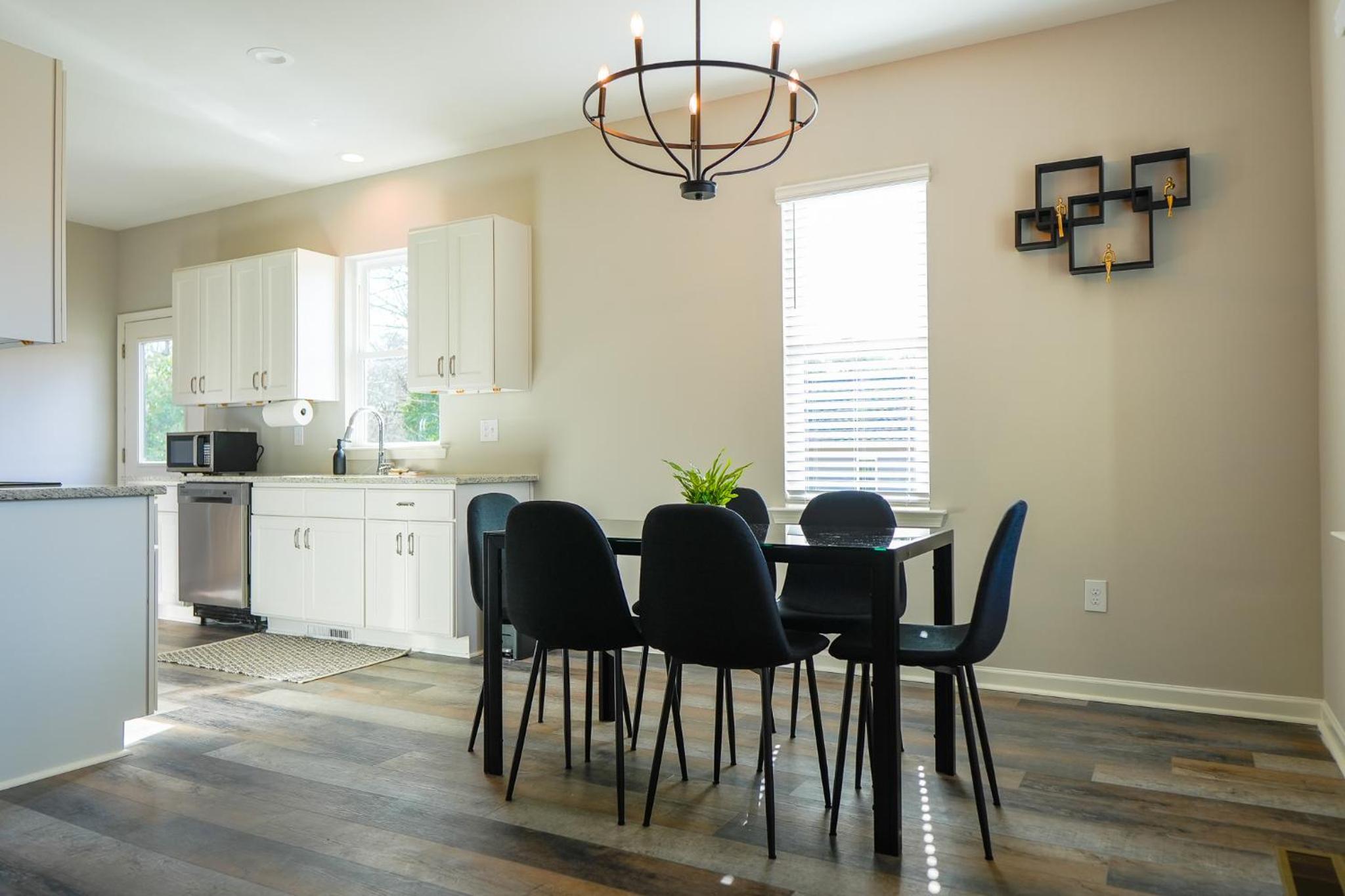Sleeps 7 - Bull City - The Speakeasy Hideout view 4