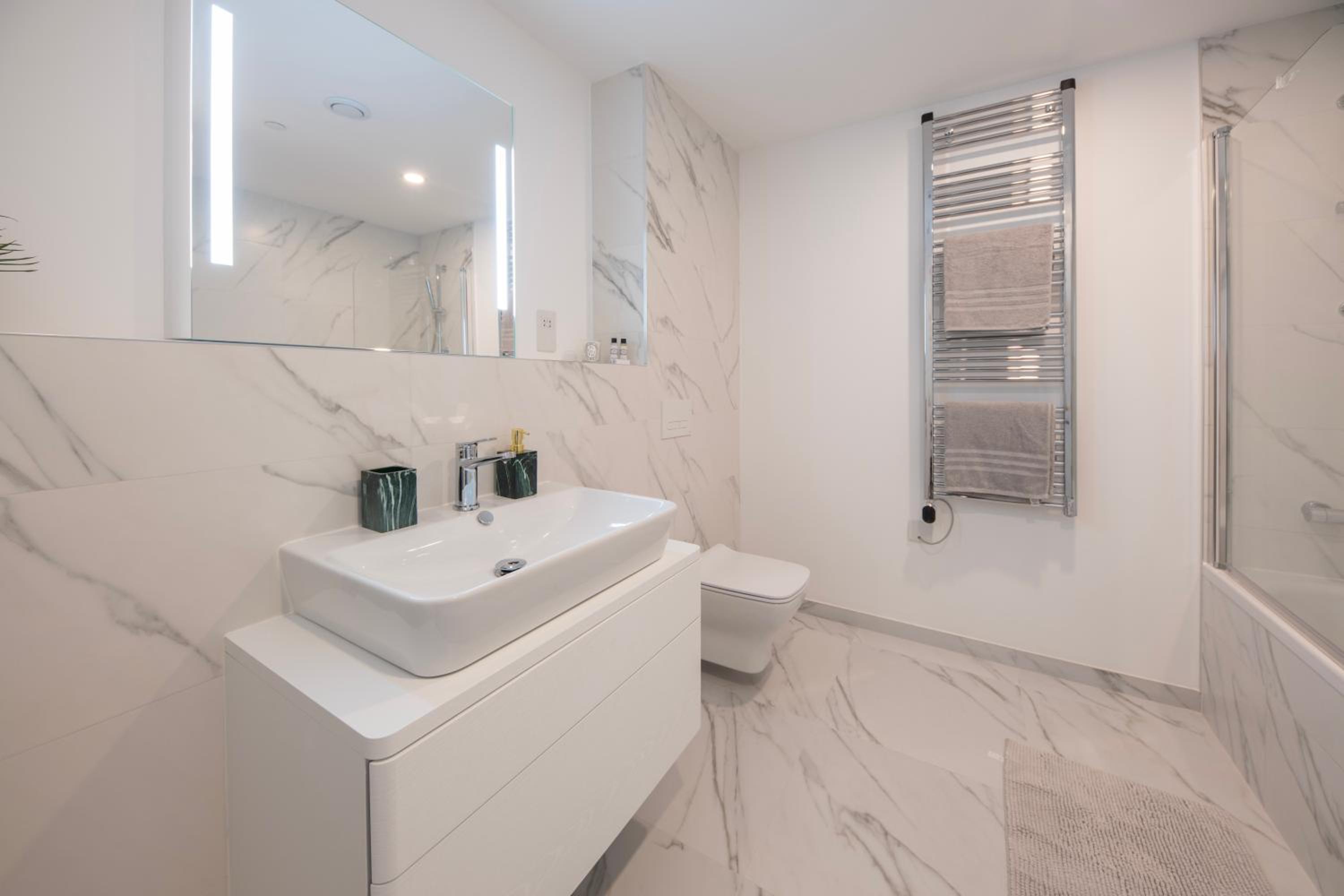 Brand New Luxury 1 Bed 2 Bath Apartment - SPA & Pool view 2