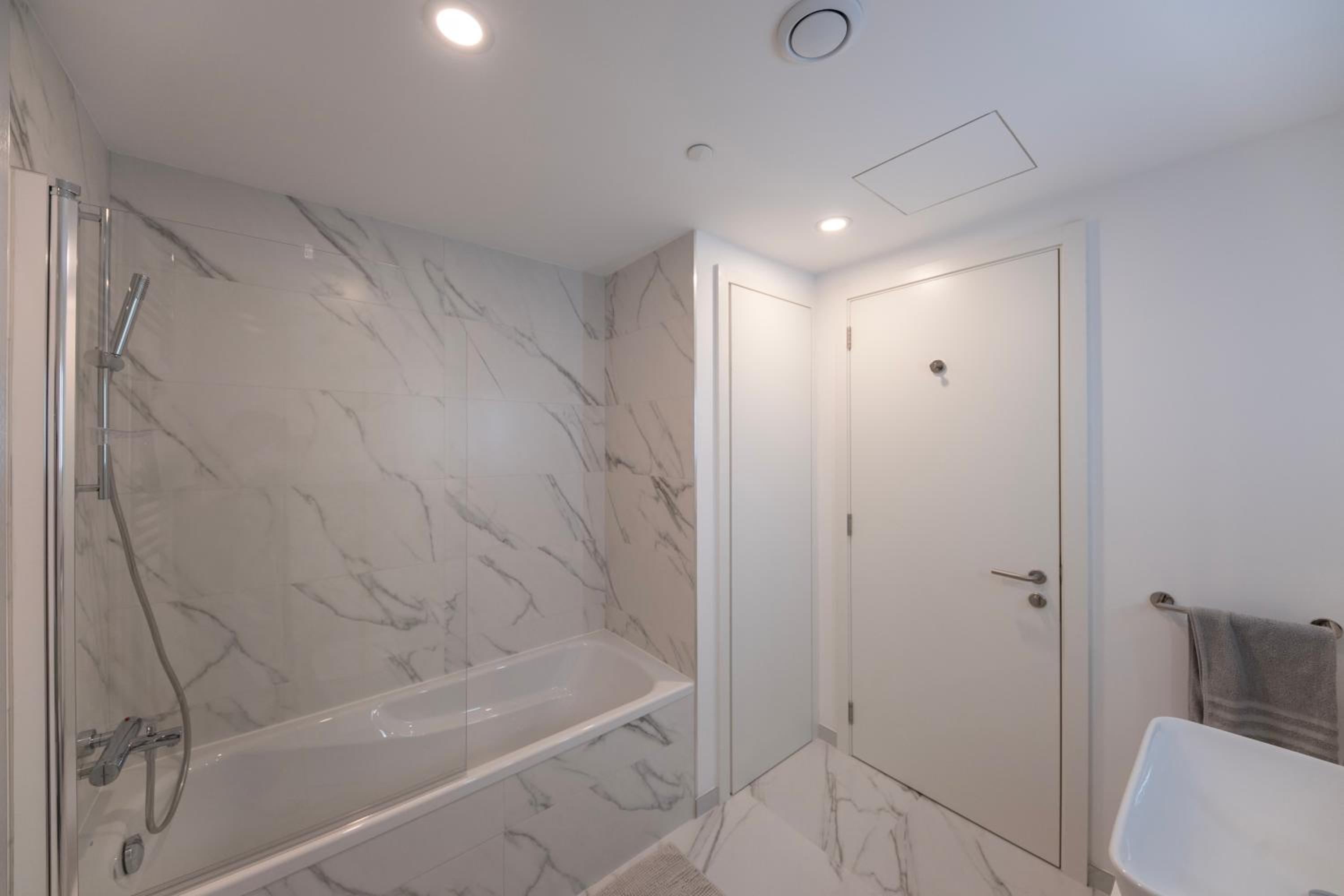 Brand New Luxury 1 Bed 2 Bath Apartment - SPA & Pool view 3
