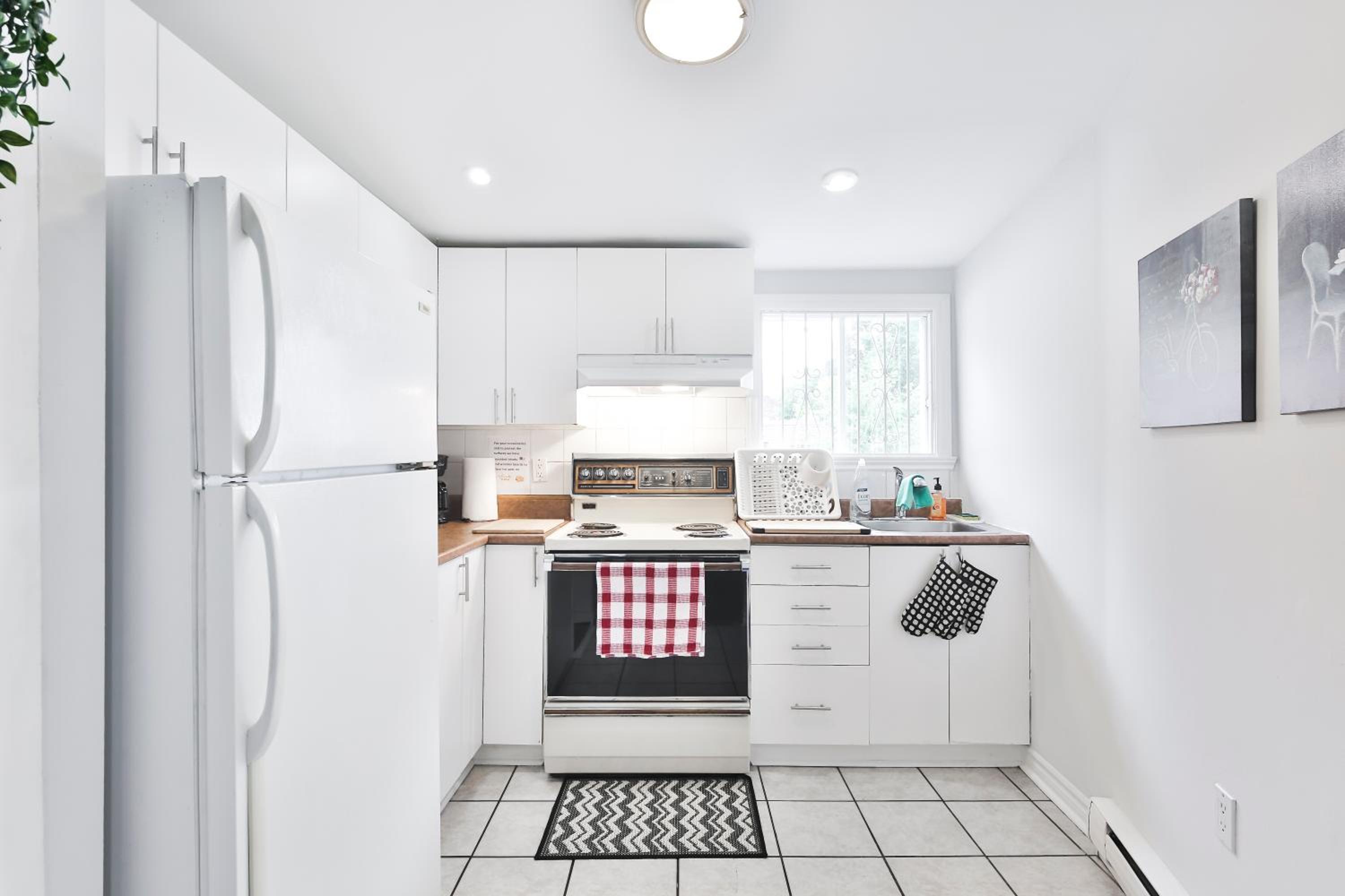 250 METERS to METRO BERRI UQAM - Spacious fully equipped APARTMENTS - 1 FREE PARKING per unit - in-unit Washer & Dryer - fully stocked KITCHEN - WORKSPACE 
