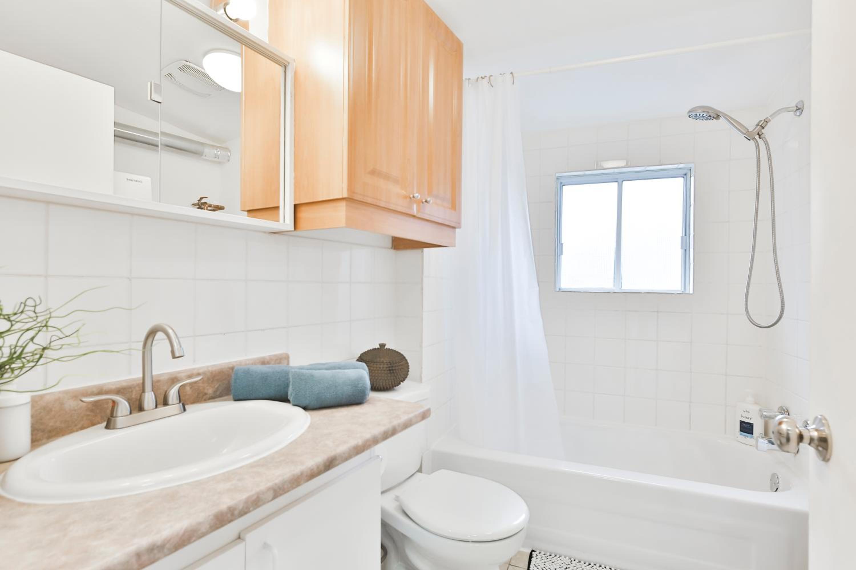 250 METERS to METRO BERRI UQAM - Spacious fully equipped APARTMENTS - 1 FREE PARKING per unit - in-unit Washer & Dryer - fully stocked KITCHEN - WORKSPACE 