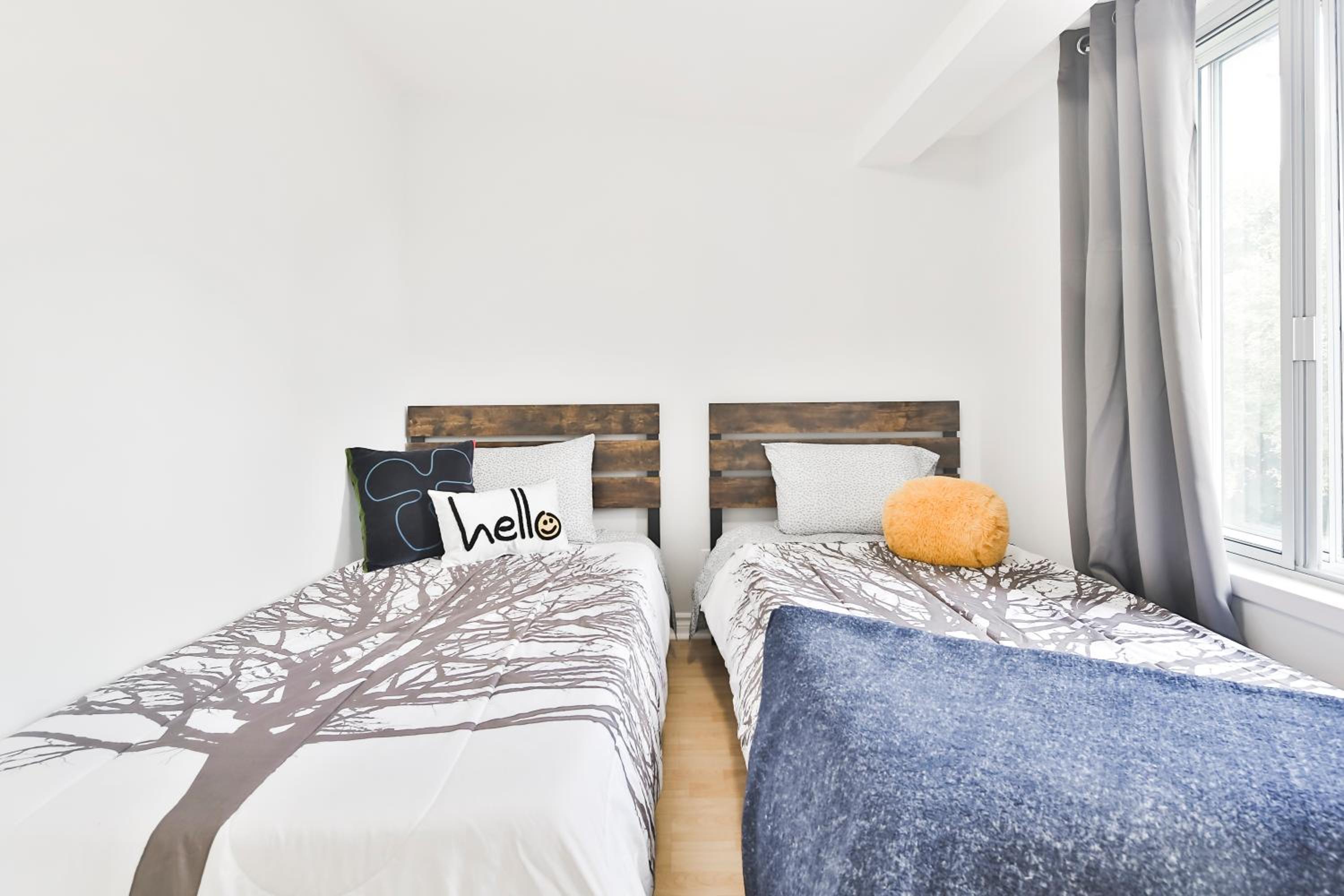 250 METERS to METRO BERRI UQAM - Spacious fully equipped APARTMENTS - 1 FREE PARKING per unit - in-unit Washer & Dryer - fully stocked KITCHEN - WORKSPACE 