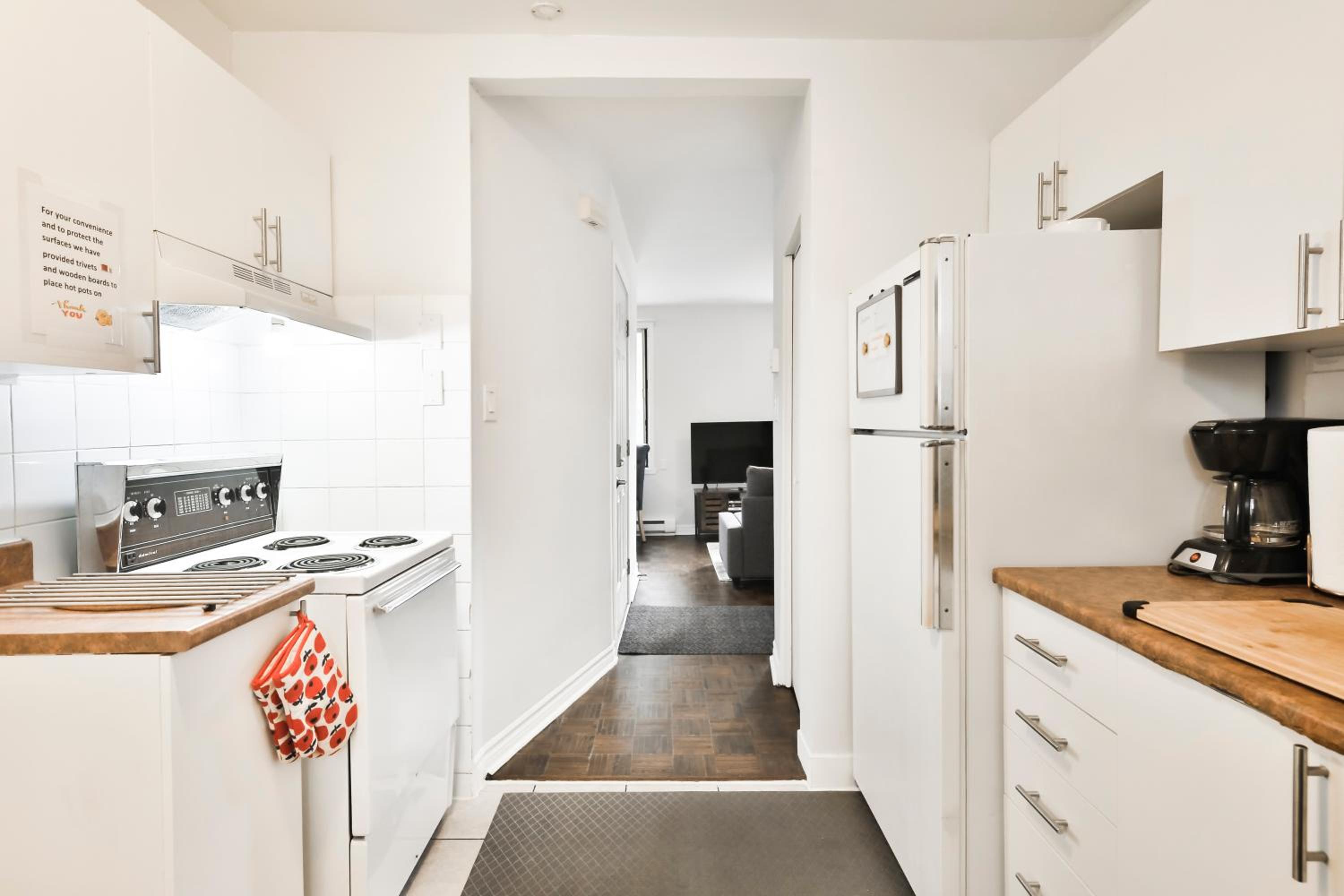 250 METERS to METRO BERRI UQAM - Spacious fully equipped APARTMENTS - 1 FREE PARKING per unit - in-unit Washer & Dryer - fully stocked KITCHEN - WORKSPACE 