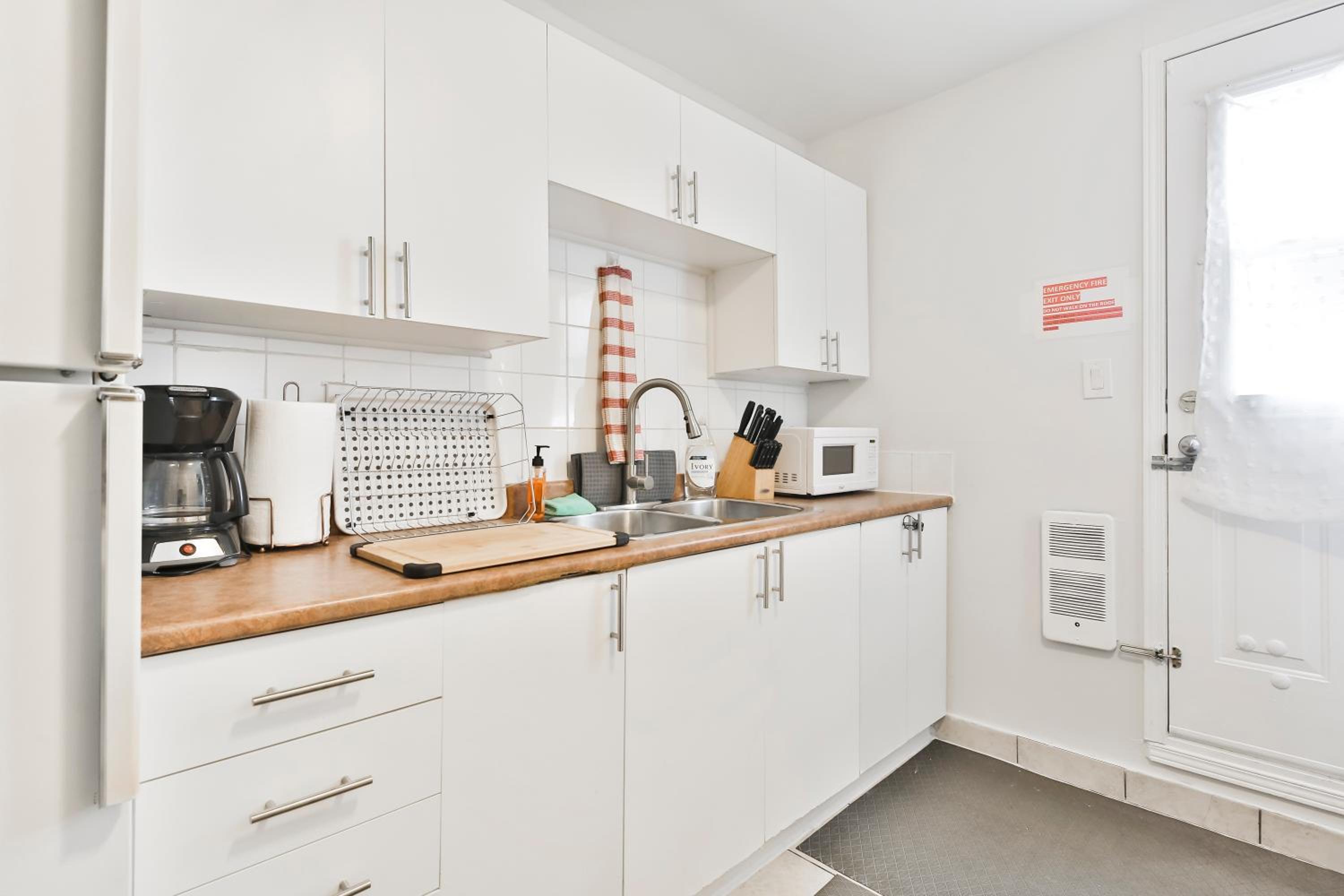 250 METERS to METRO BERRI UQAM - Spacious fully equipped APARTMENTS - 1 FREE PARKING per unit - in-unit Washer & Dryer - fully stocked KITCHEN - WORKSPACE 