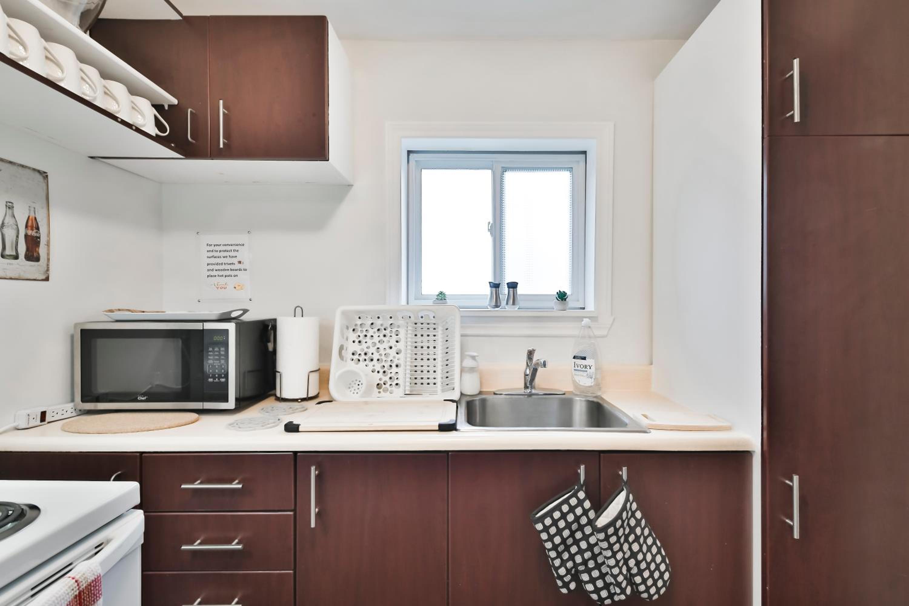 250 METERS to METRO BERRI UQAM - Spacious fully equipped APARTMENTS - 1 FREE PARKING per unit - in-unit Washer & Dryer - fully stocked KITCHEN - WORKSPACE 