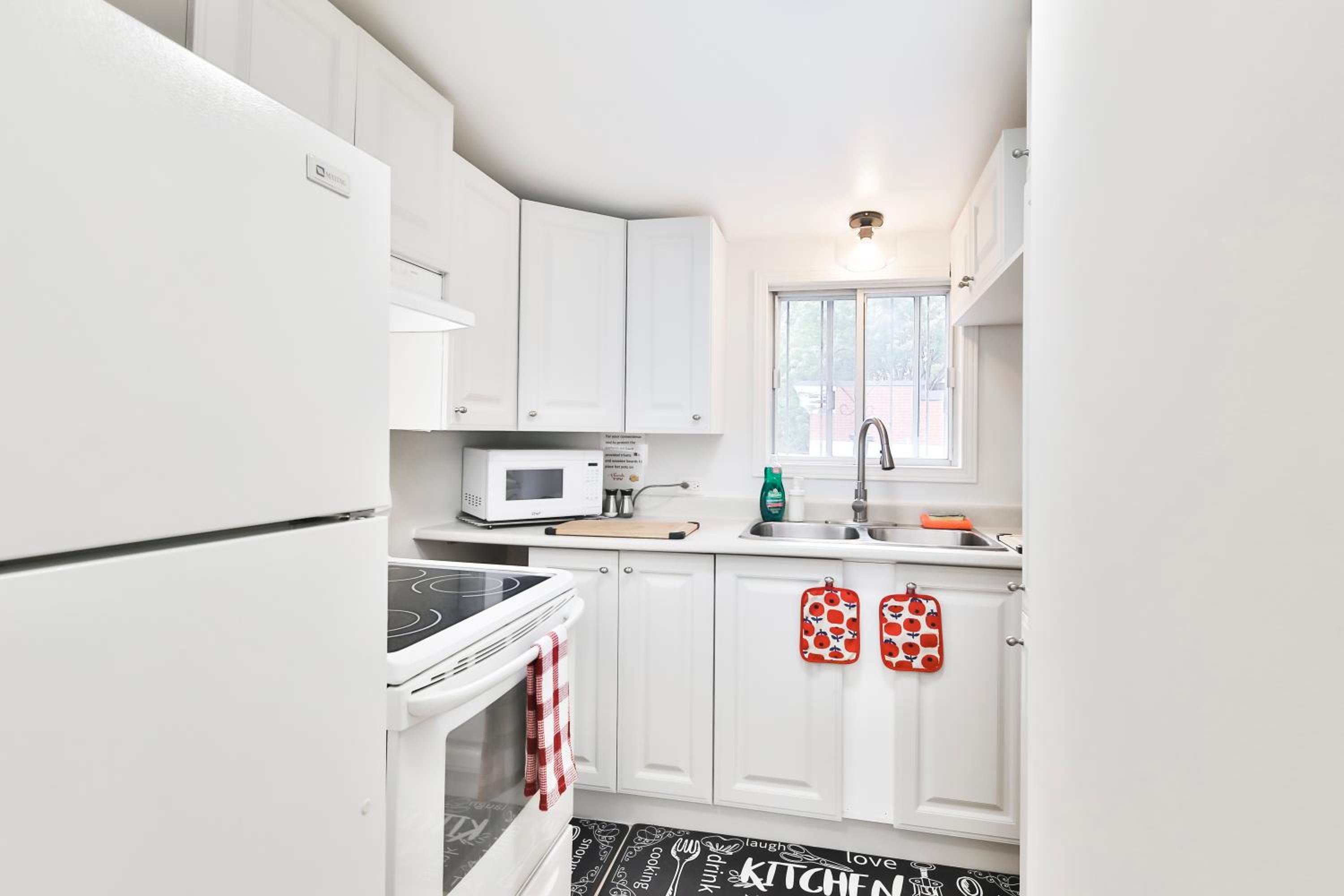 250 METERS to METRO BERRI UQAM - Spacious fully equipped APARTMENTS - 1 FREE PARKING per unit - in-unit Washer & Dryer - fully stocked KITCHEN - WORKSPACE 