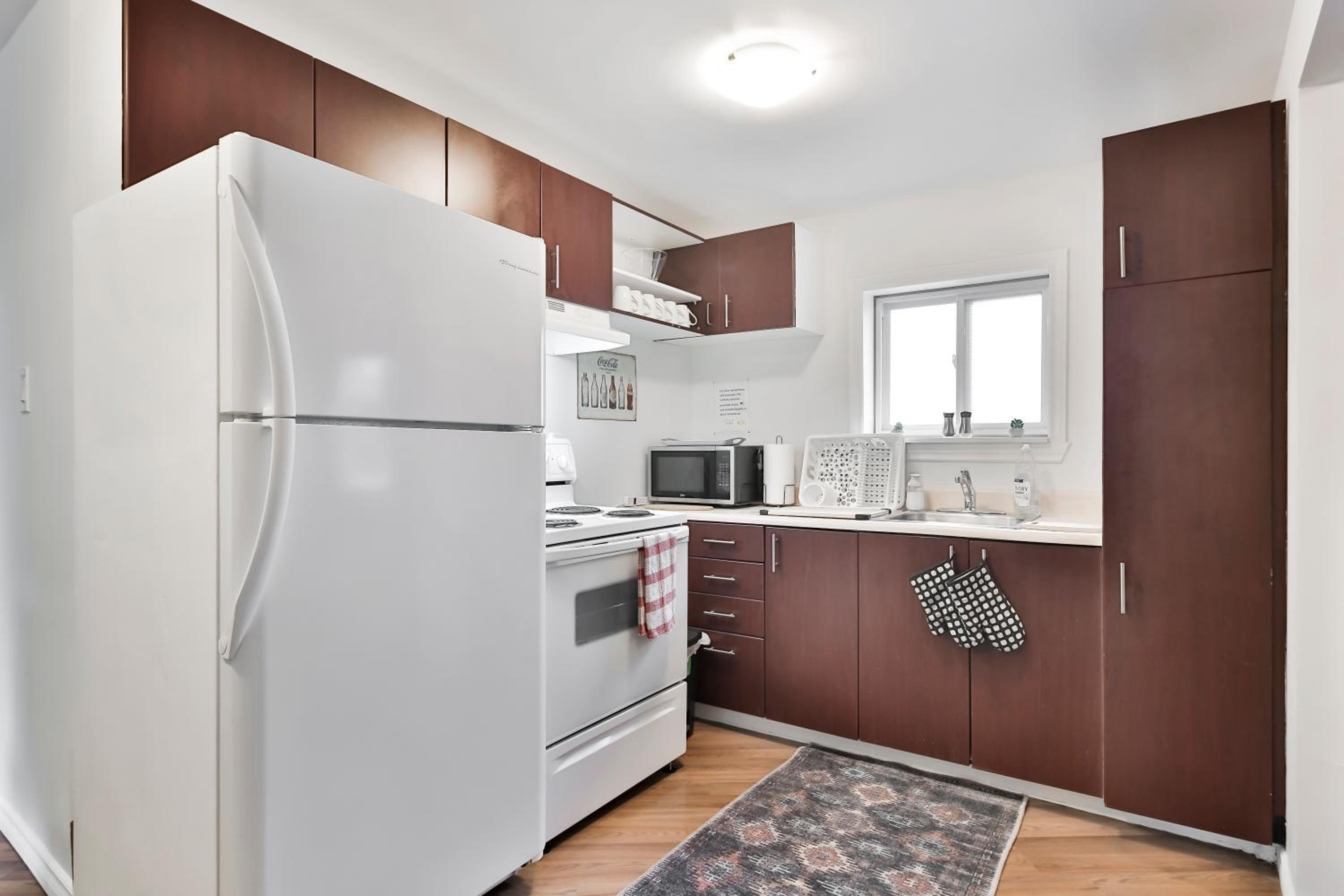 250 METERS to METRO BERRI UQAM - Spacious fully equipped APARTMENTS - 1 FREE PARKING per unit - in-unit Washer & Dryer - fully stocked KITCHEN - WORKSPACE 