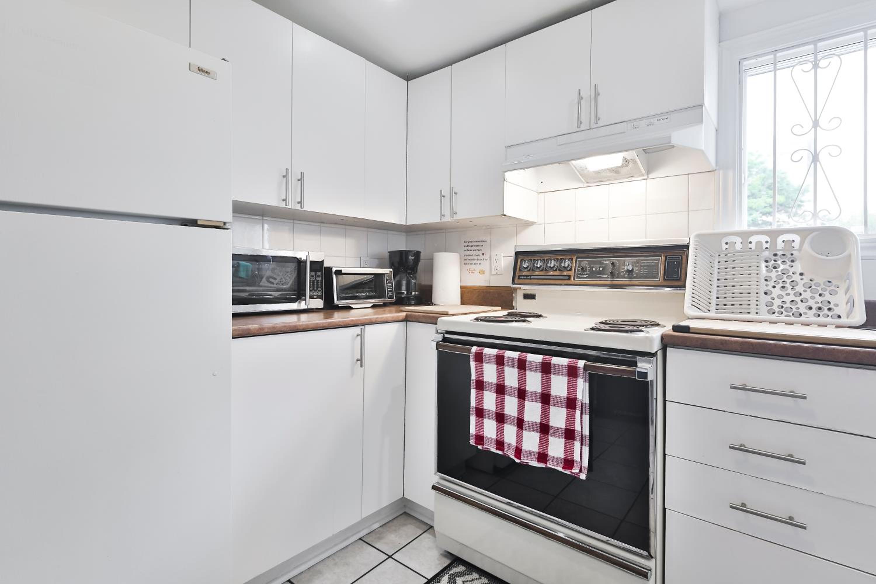 250 METERS to METRO BERRI UQAM - Spacious fully equipped APARTMENTS - 1 FREE PARKING per unit - in-unit Washer & Dryer - fully stocked KITCHEN - WORKSPACE 