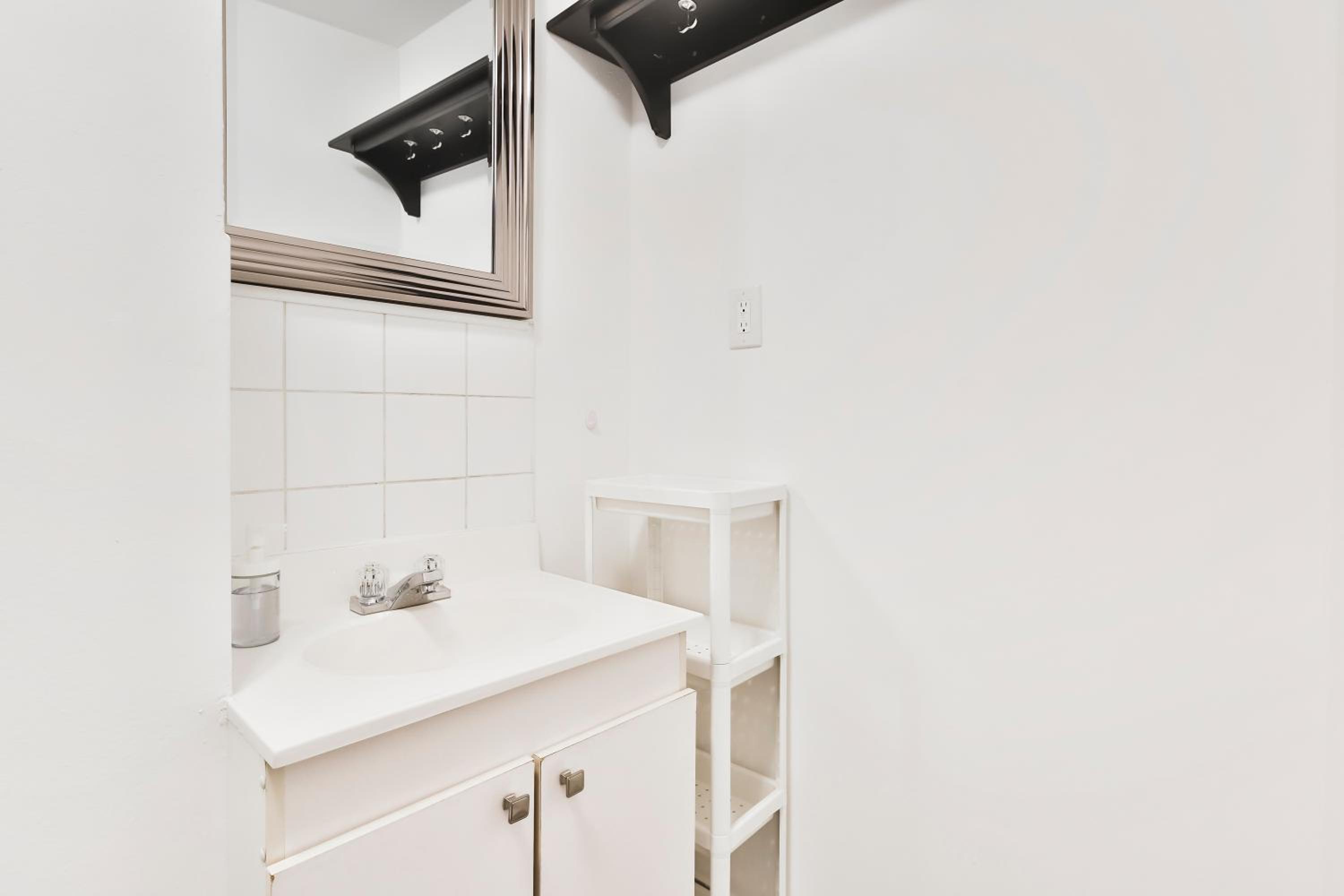 250 METERS to METRO BERRI UQAM - Spacious fully equipped APARTMENTS - 1 FREE PARKING per unit - in-unit Washer & Dryer - fully stocked KITCHEN - WORKSPACE 