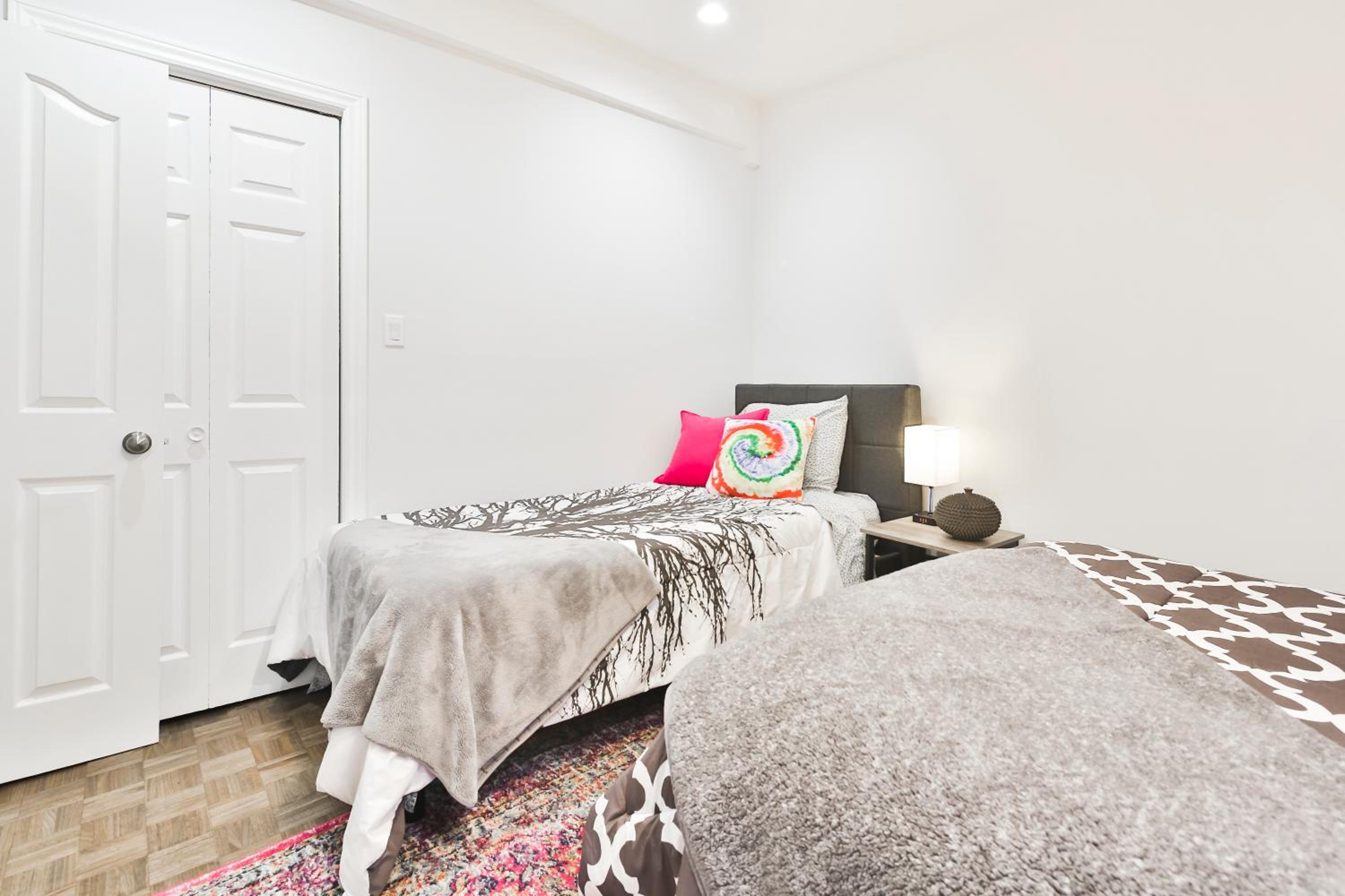 250 METERS to METRO BERRI UQAM - Spacious fully equipped APARTMENTS - 1 FREE PARKING per unit - in-unit Washer & Dryer - fully stocked KITCHEN - WORKSPACE 