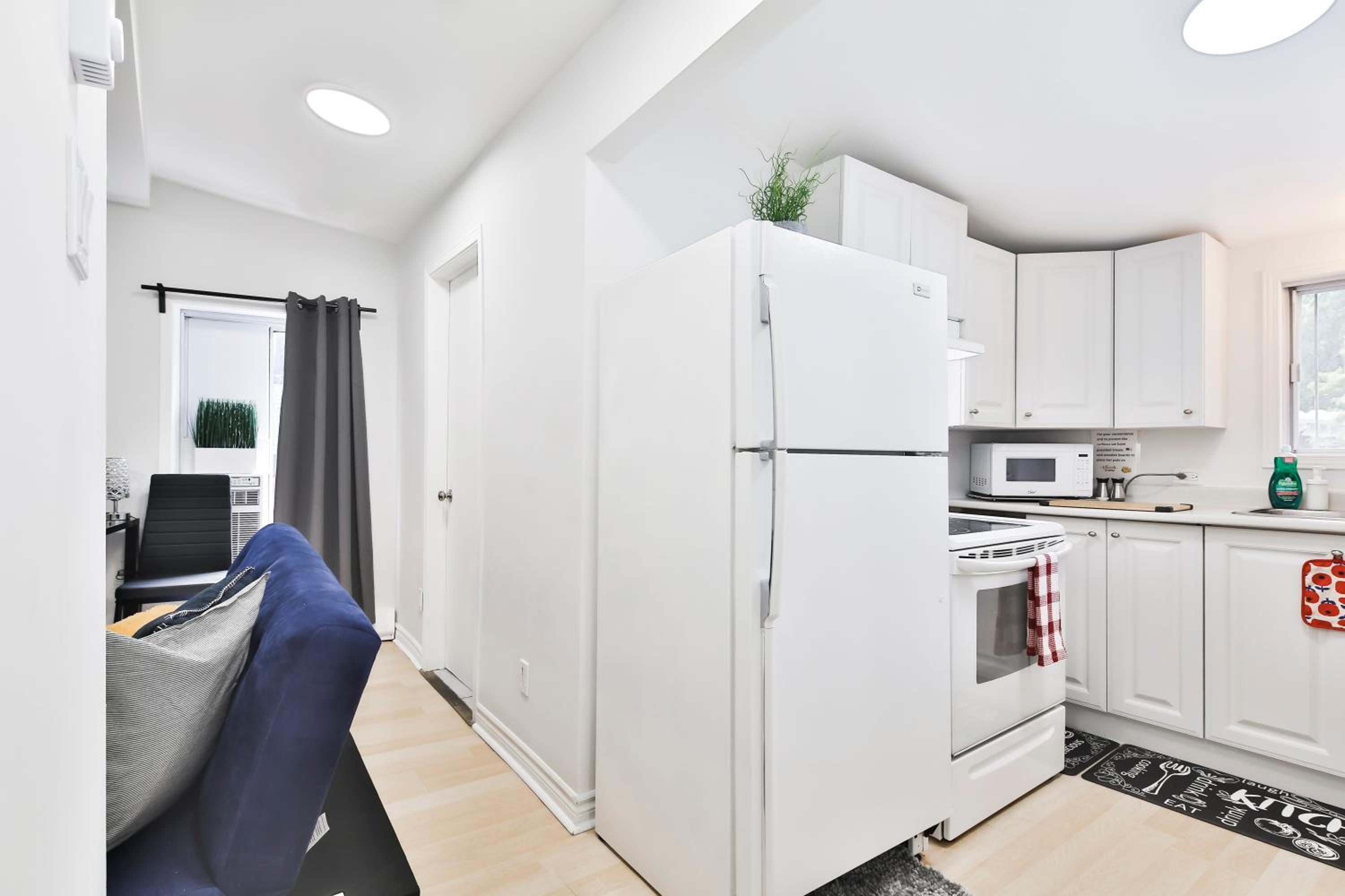 250 METERS to METRO BERRI UQAM - Spacious fully equipped APARTMENTS - 1 FREE PARKING per unit - in-unit Washer & Dryer - fully stocked KITCHEN - WORKSPACE 