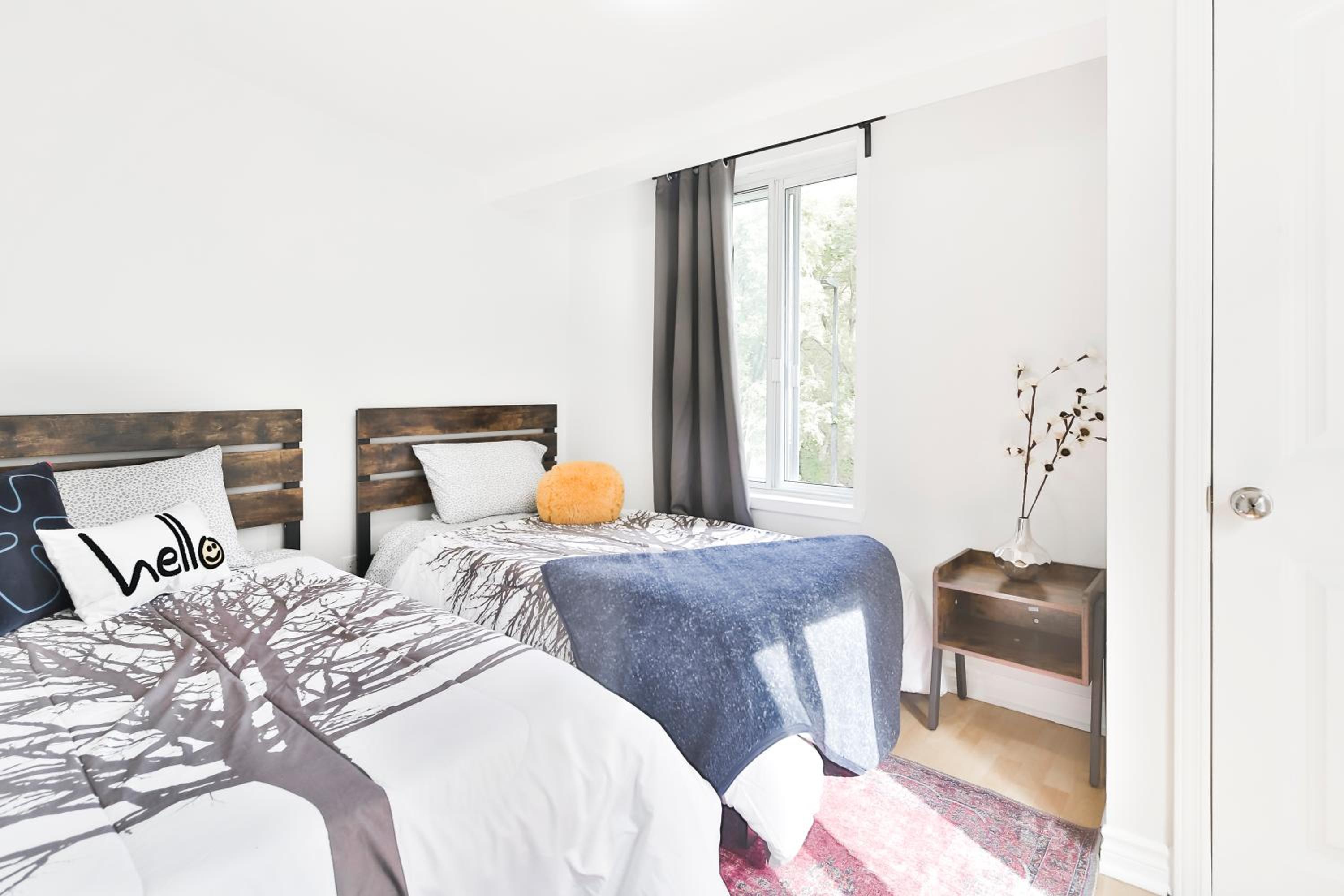 250 METERS to METRO BERRI UQAM - Spacious fully equipped APARTMENTS - 1 FREE PARKING per unit - in-unit Washer & Dryer - fully stocked KITCHEN - WORKSPACE 