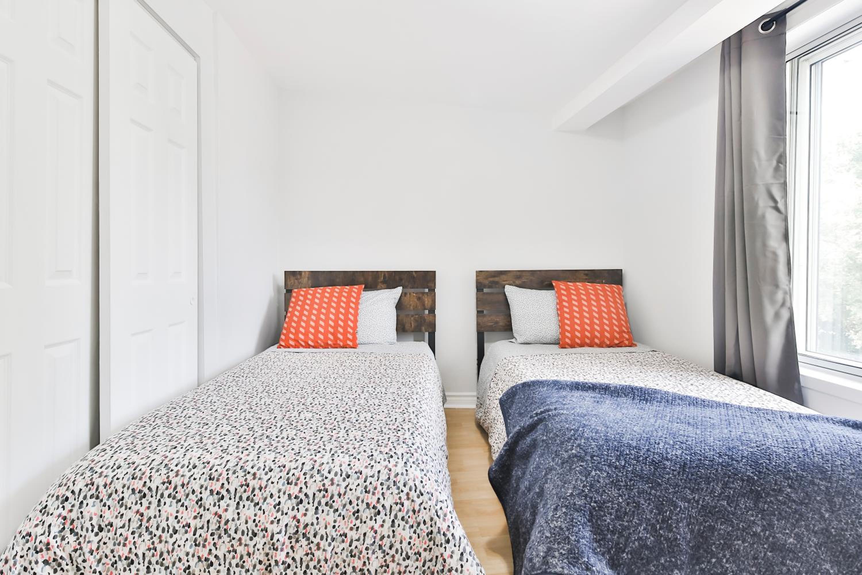 250 METERS to METRO BERRI UQAM - Spacious fully equipped APARTMENTS - 1 FREE PARKING per unit - in-unit Washer & Dryer - fully stocked KITCHEN - WORKSPACE 