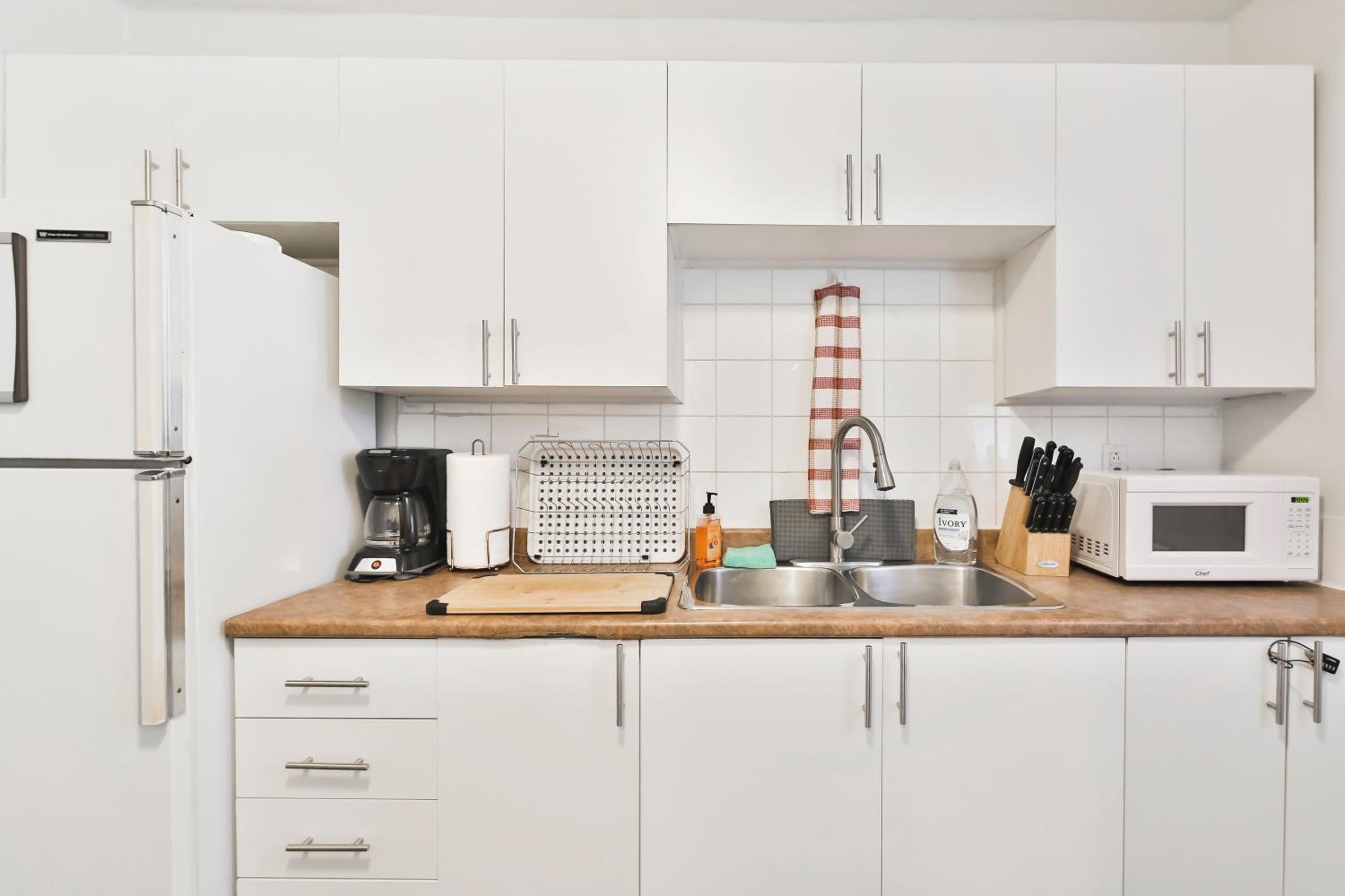 250 METERS to METRO BERRI UQAM - Spacious fully equipped APARTMENTS - 1 FREE PARKING per unit - in-unit Washer & Dryer - fully stocked KITCHEN - WORKSPACE 