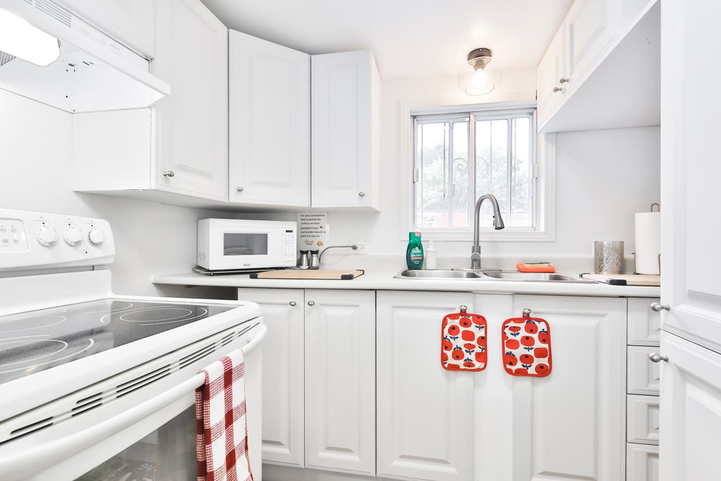 250 METERS to METRO BERRI UQAM - Spacious fully equipped APARTMENTS - 1 FREE PARKING per unit - in-unit Washer & Dryer - fully stocked KITCHEN - WORKSPACE 