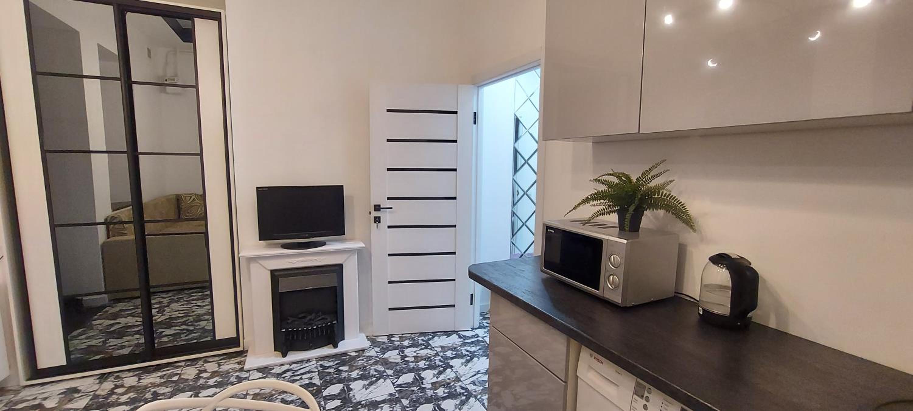 1 Bedroom Apartment on B. Khmelnytskogho - centre view 4