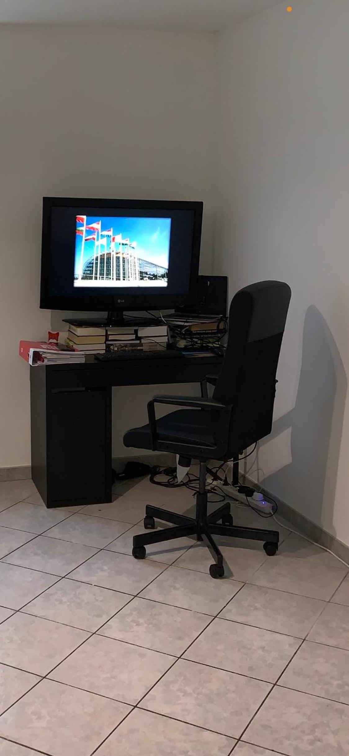Large Room in Schuttrange Free Parking 10mins to Airport Excellent Customer Services
