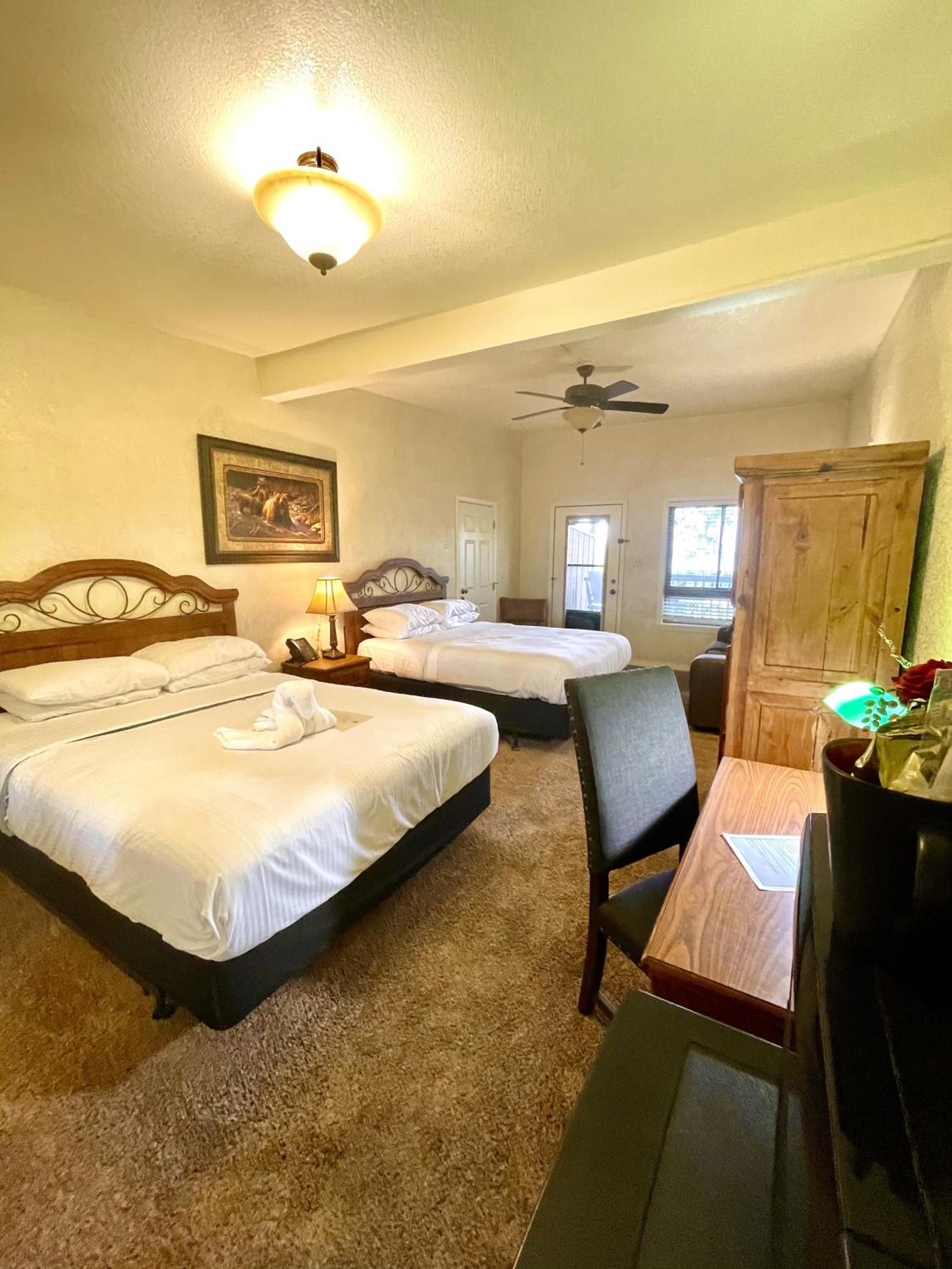 Mountain Harbor Queen Guest Room on Lake Ouachita view 3