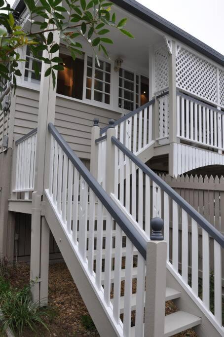 Quaint & Cosy 1 Bedroom Apartment in Queenslander.