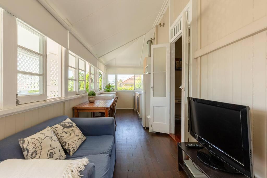 Quaint & Cosy 1 Bedroom Apartment in Queenslander.