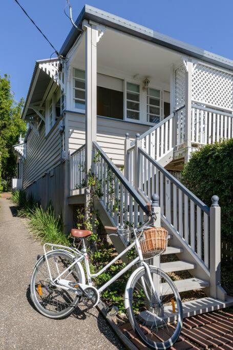 Quaint & Cosy 1 Bedroom Apartment in Queenslander.