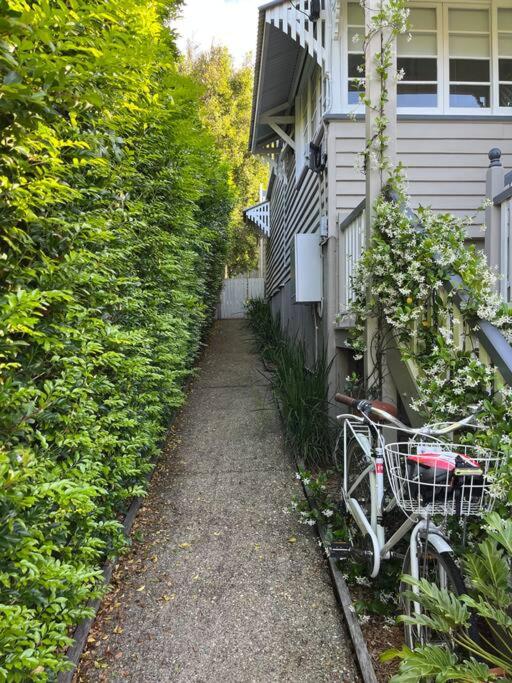 Quaint & Cosy 1 Bedroom Apartment in Queenslander.