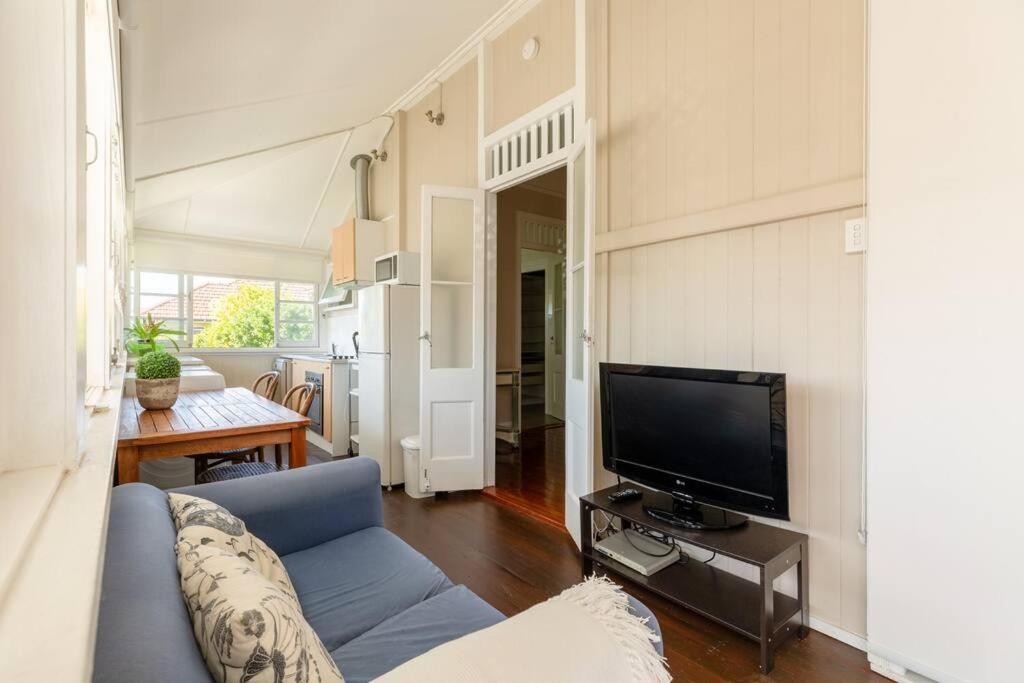 Quaint & Cosy 1 Bedroom Apartment in Queenslander.