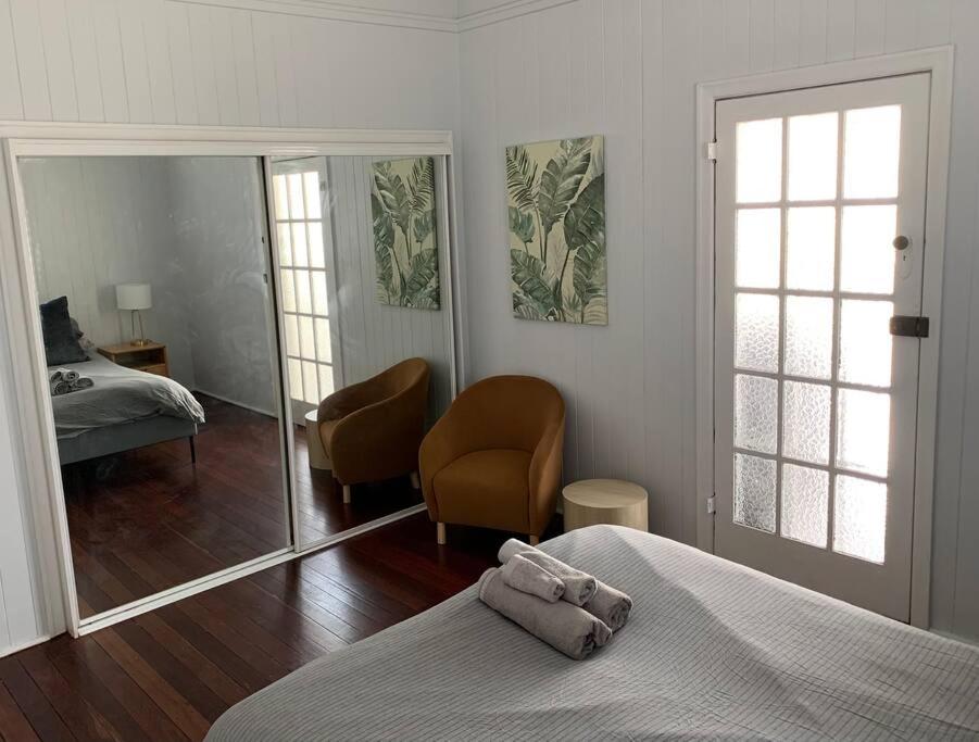 Charming 1920's 4Br freestanding Plantation Qldr.