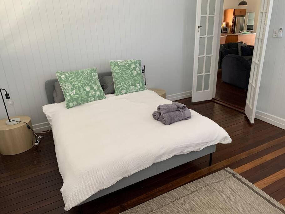 Charming 1920's 4Br freestanding Plantation Qldr.