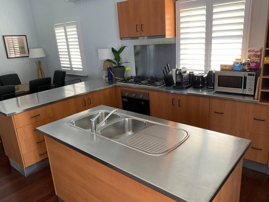 Charming 1920's 4Br freestanding Plantation Qldr.