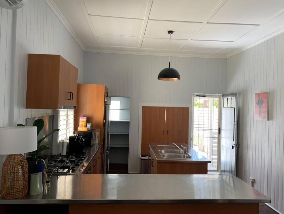 Charming 1920's 4Br freestanding Plantation Qldr.