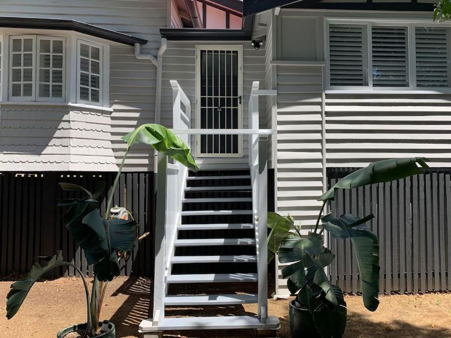 Charming 1920's 4Br freestanding Plantation Qldr.