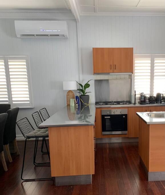 Charming 1920's 4Br freestanding Plantation Qldr.