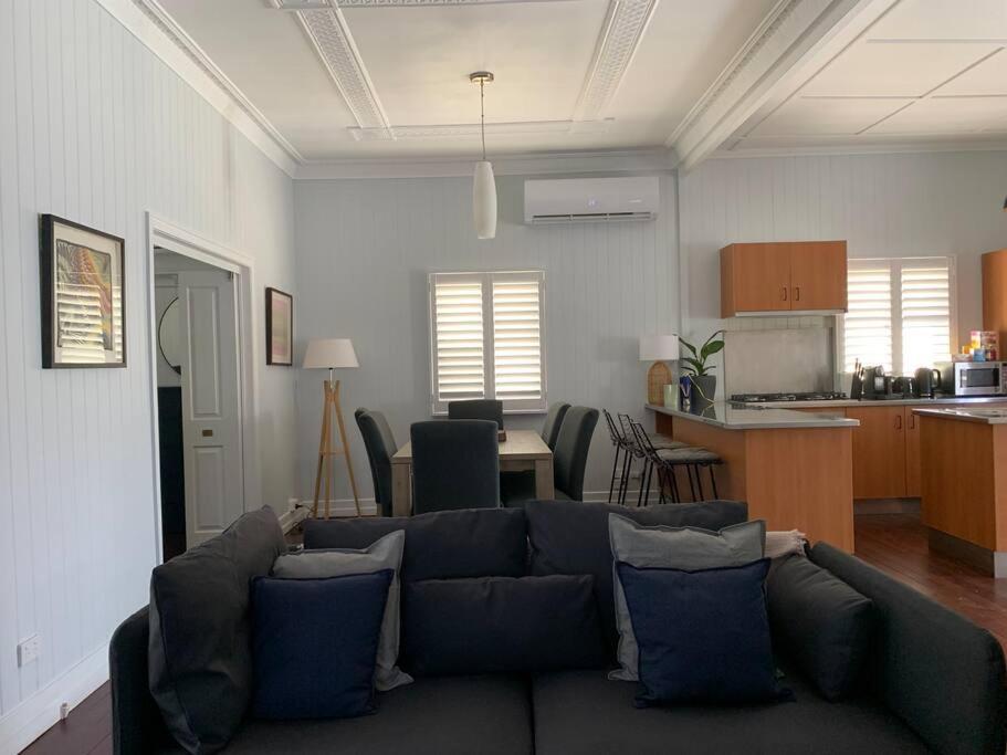 Charming 1920's 4Br freestanding Plantation Qldr.