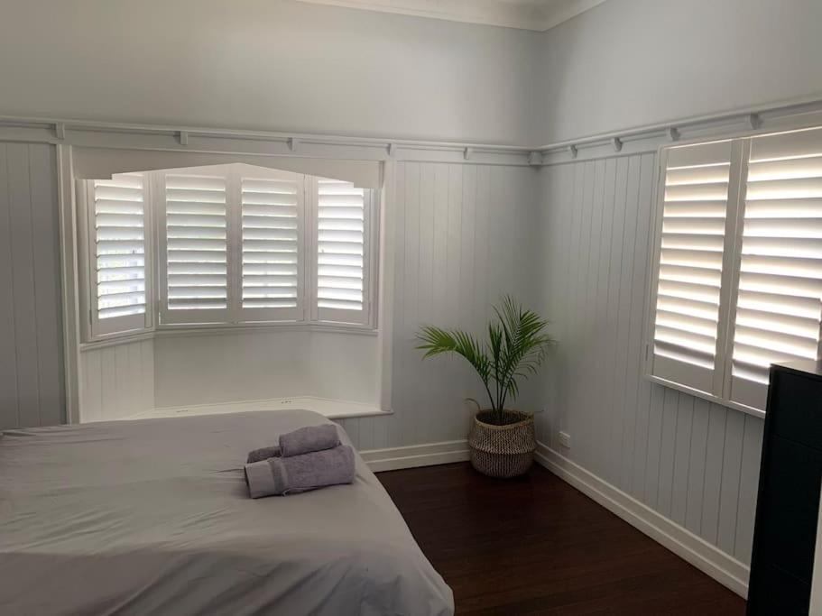 Charming 1920's 4Br freestanding Plantation Qldr.