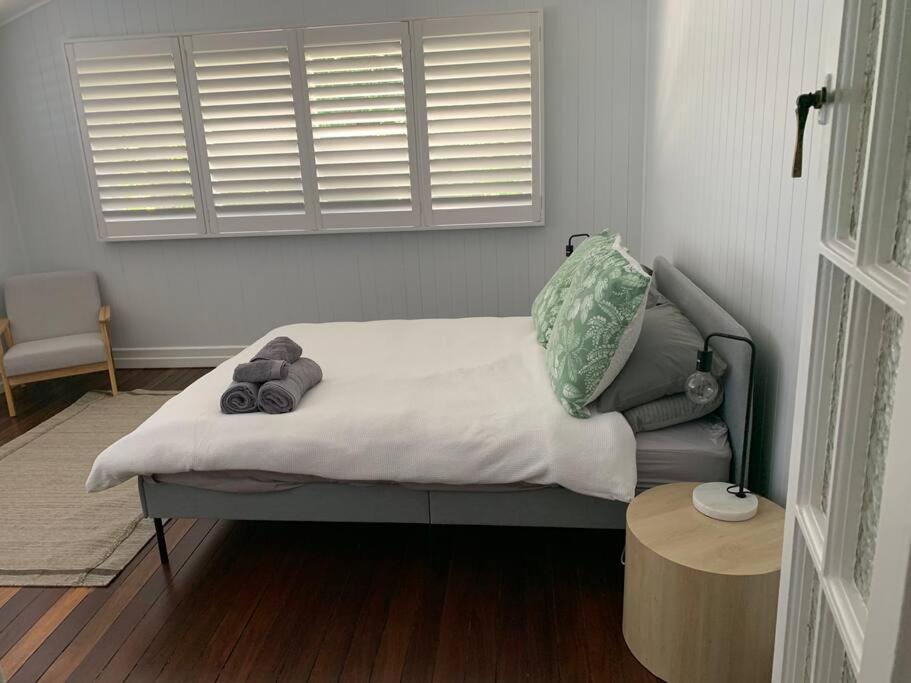 Charming 1920's 4Br freestanding Plantation Qldr.