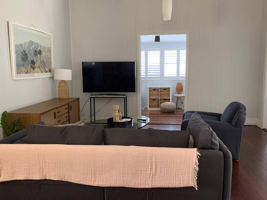 Charming 1920's 4Br freestanding Plantation Qldr.