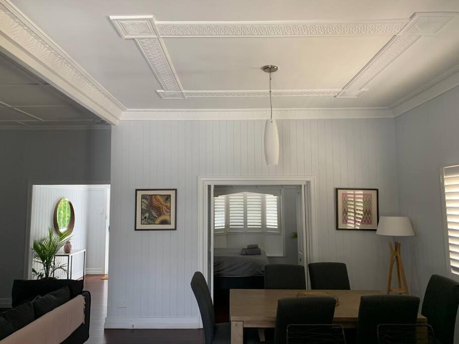 Charming 1920's 4Br freestanding Plantation Qldr.