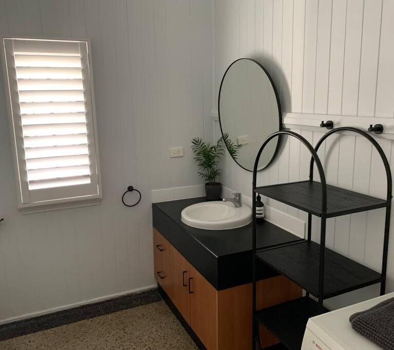Charming 1920's 4Br freestanding Plantation Qldr.
